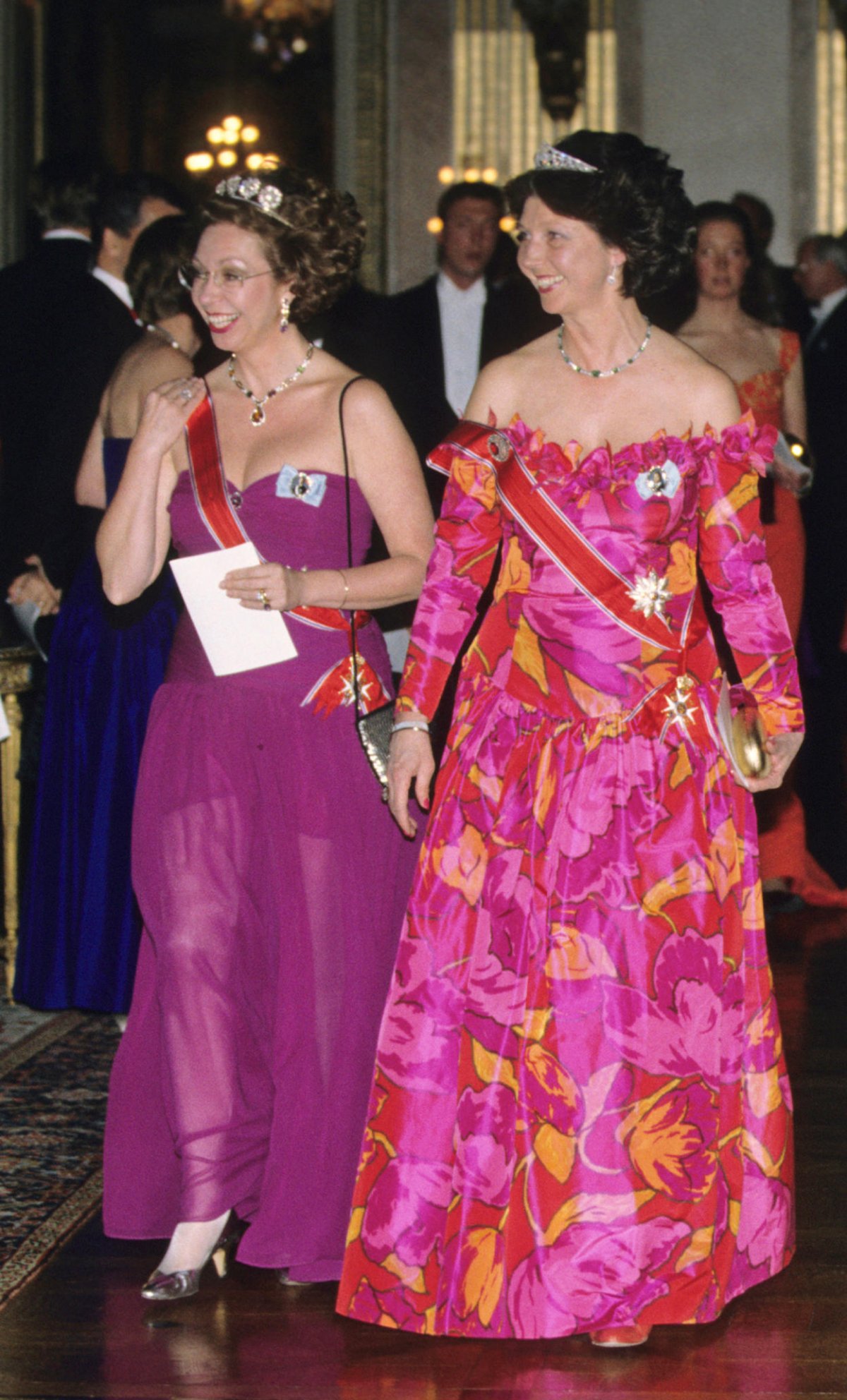 La Principessa Christina, signora Magnuson, con la Principessa Désirée, Baronessa Silfverschiöld, partecipa a un banchetto di Stato presso il Palazzo Reale di Stoccolma durante la visita di Stato norvegese in Svezia il 12 maggio 1992 (Roger Tillberg/Alamy)