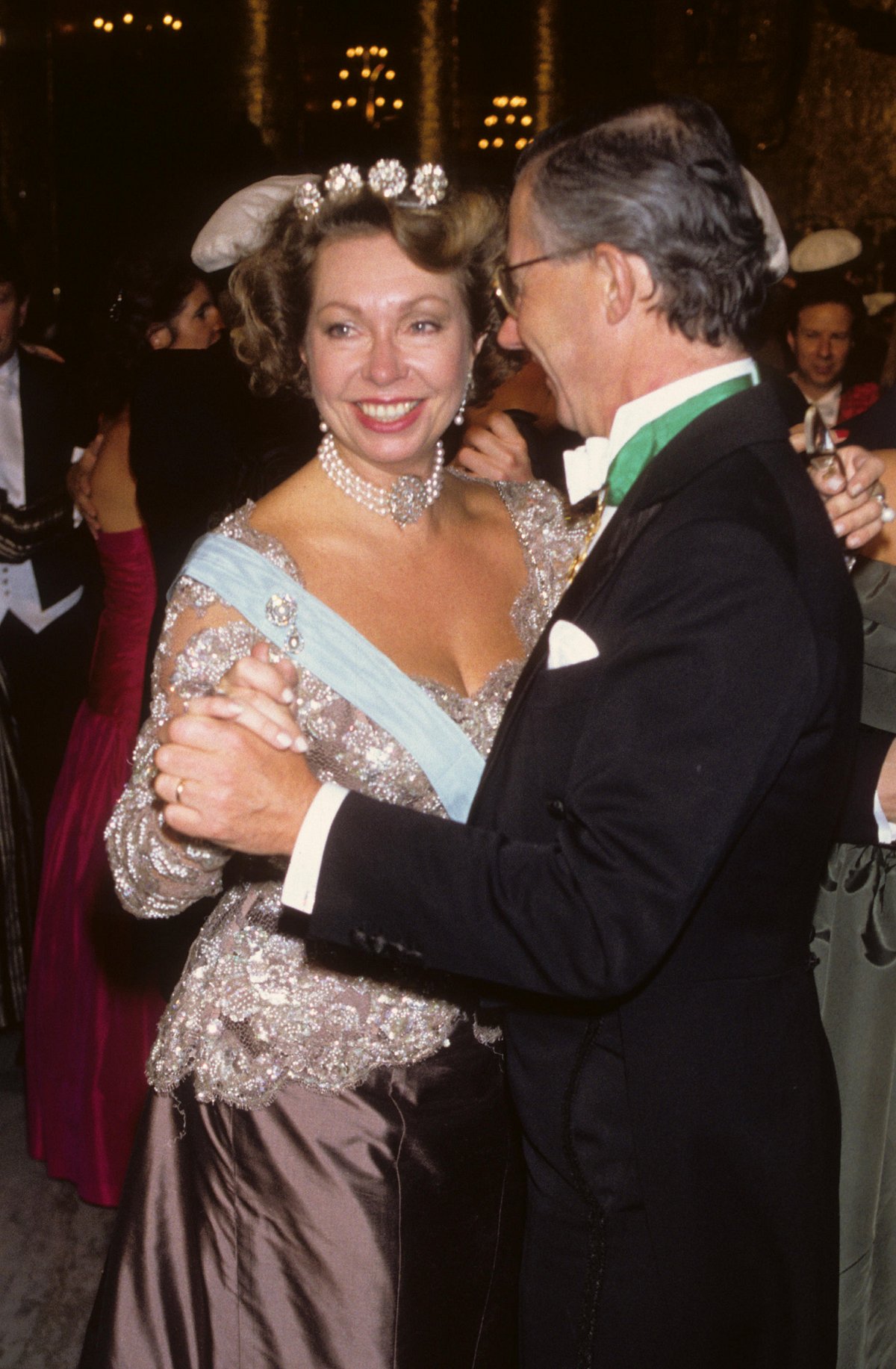 La Principessa Christina, signora Magnuson e Tord Manguson ballano durante il banchetto del Premio Nobel a Stoccolma il 10 dicembre 1997 (Roger Tillberg/Alamy)