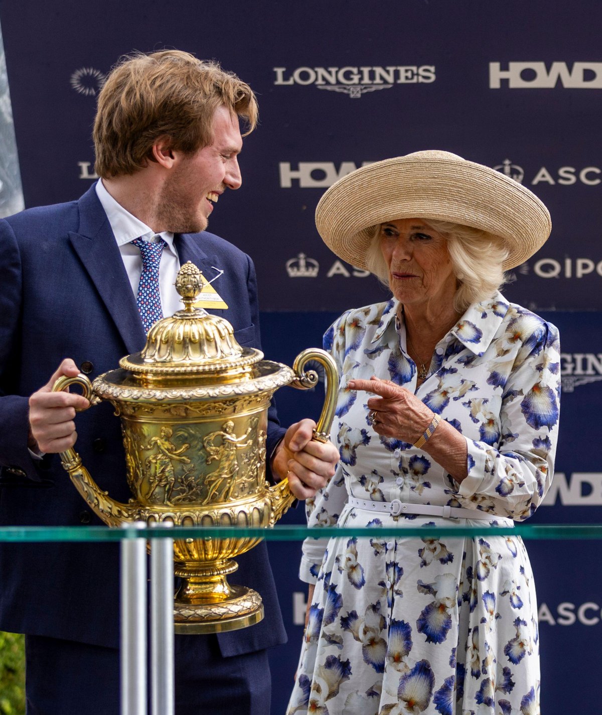 La Regina Camilla presenta il trofeo per i King George VI e Queen Elizabeth Qipco Stakes all'Ascot Racecourse il 27 luglio 2024 (Steven Paston/PA Images/Alamy)