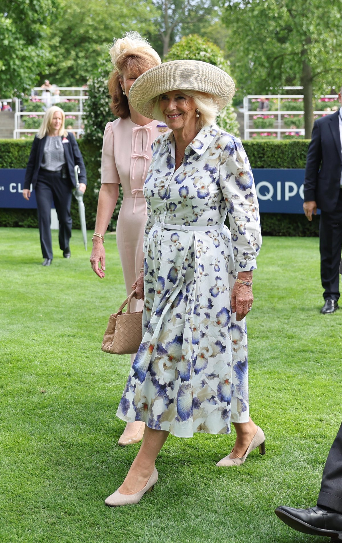 La Regina Camilla partecipa alla giornata King George all'Ascot Racecourse il 27 luglio 2024 (Steven Paston/PA Images/Alamy)