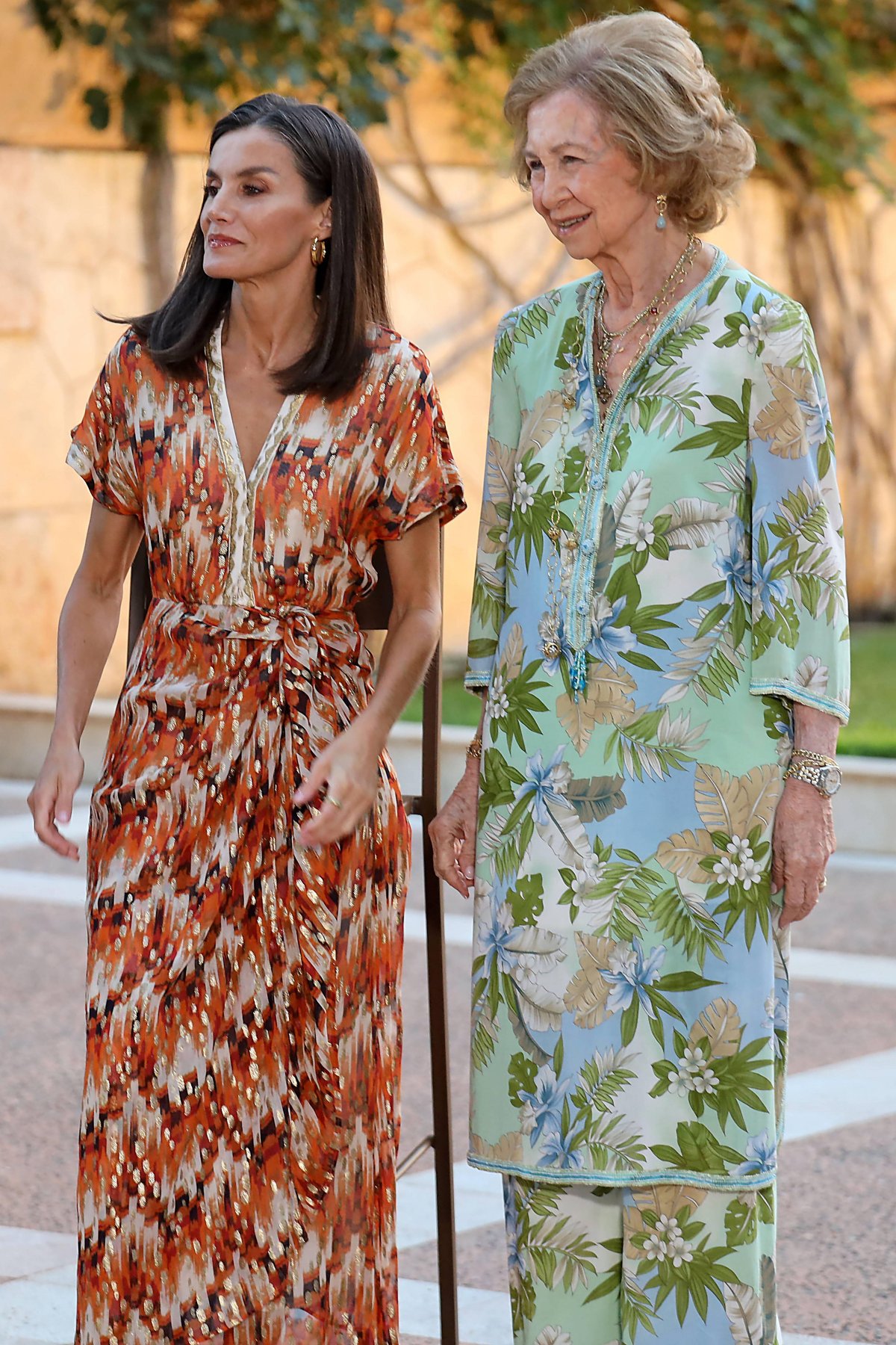 Regina Letizia e Regina Sofia di Spagna partecipano a una ricezione al Palazzo Marivent a Palma di Maiorca il 29 luglio 2024 (CORDON PRESS/Alamy)