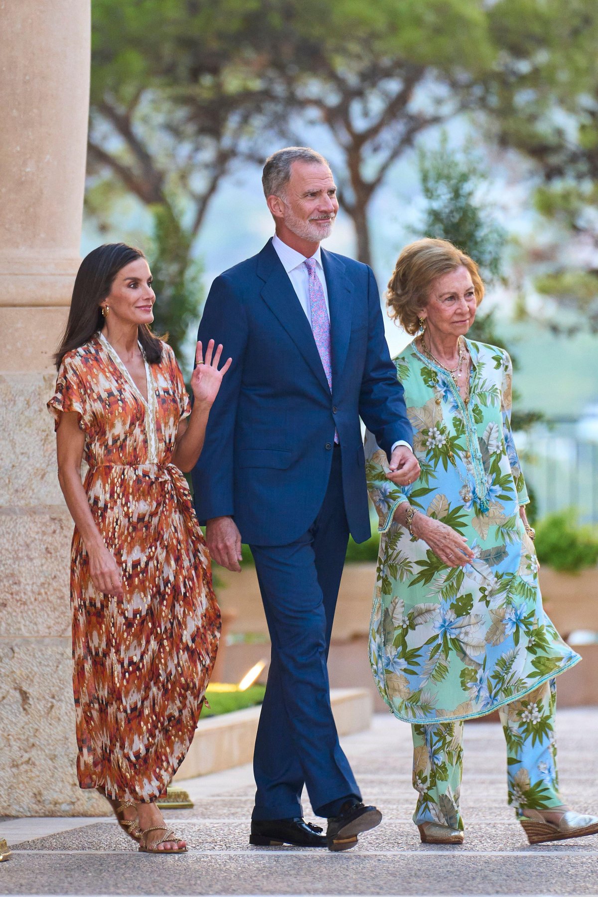 Re Felipe VI, Regina Letizia e Regina Sofia di Spagna partecipano a una ricezione al Palazzo Marivent a Palma di Maiorca il 29 luglio 2024 (MPG/Alamy)