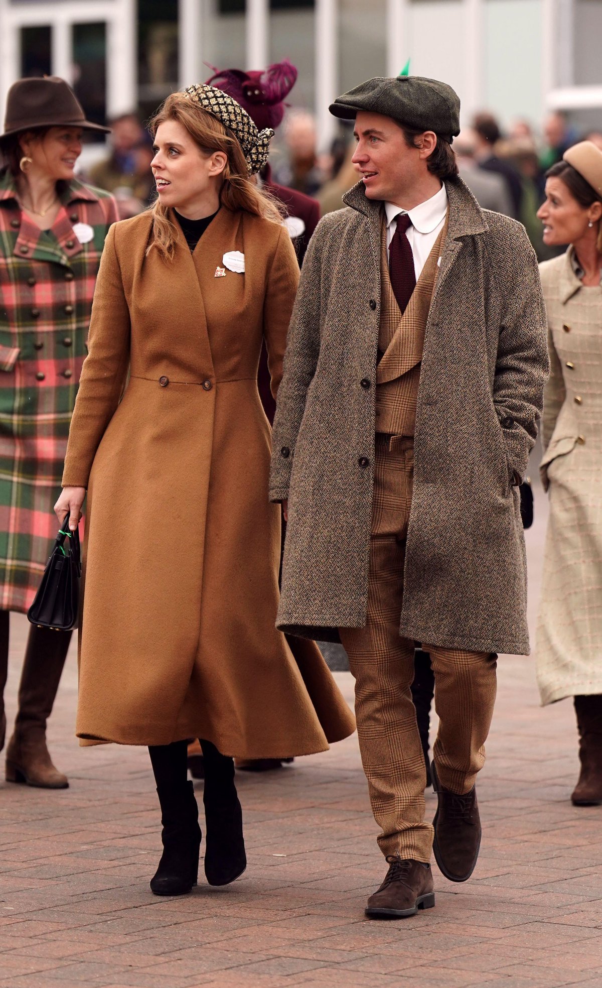 La Principessa Beatrice di York e Edoardo Mapelli Mozzi partecipano al giorno tre del Festival di Cheltenham presso il Cheltenham Racecourse il 14 marzo 2024 (Joe Giddens/PA Images/Alamy)