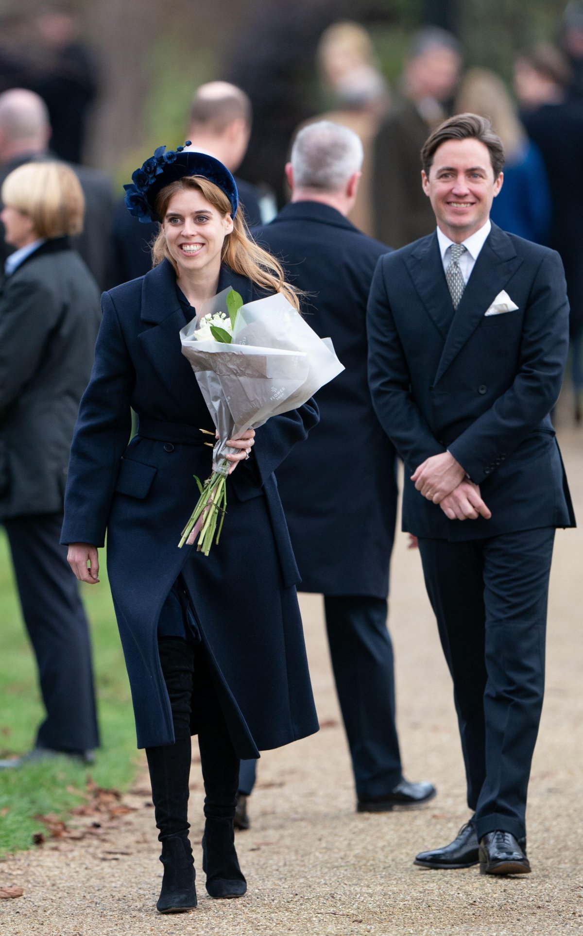 La Principessa Beatrice di York e Edoardo Mapelli Mozzi partecipano a una messa natalizia presso St. Mary Magdalene vicino alla Sandringham Estate il 25 dicembre 2023 (Joe Giddens/PA Images/Alamy)