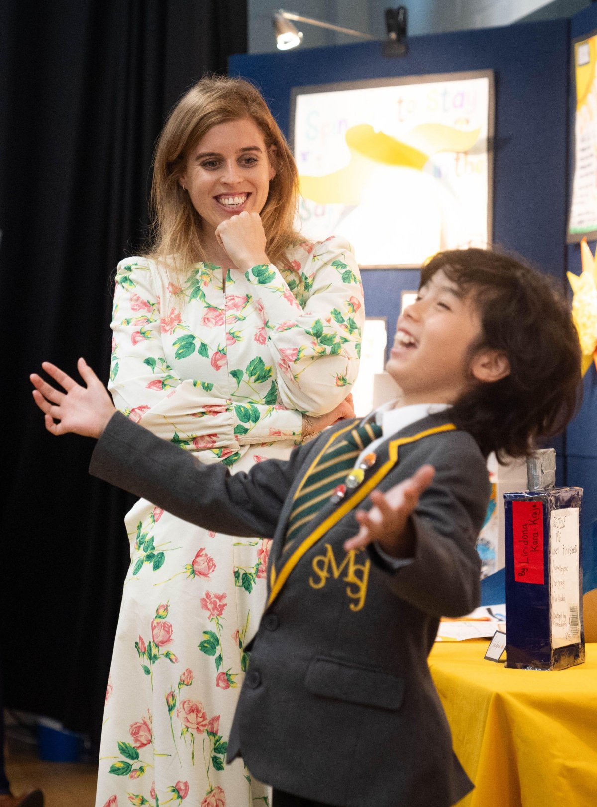 La Principessa Beatrice di York, patrona della British Skin Foundation, incontra gli alunni che hanno creato poster per la sicurezza solare durante una visita alla scuola primaria di St. Mary's e St. John's a nord-ovest di Londra il 23 luglio 2024 (James Manning/PA Images/Alamy)