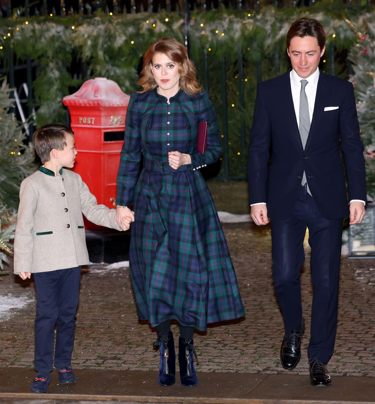 La Principessa Beatrice di York e Edoardo Mapelli Mozzi, con Christopher Woolf Mapelli Mozzi, partecipano al servizio Carols: Together at Christmas nella Westminster Abbey di Londra l'8 dicembre 2023 (Chris Jackson/PA Images/Alamy)