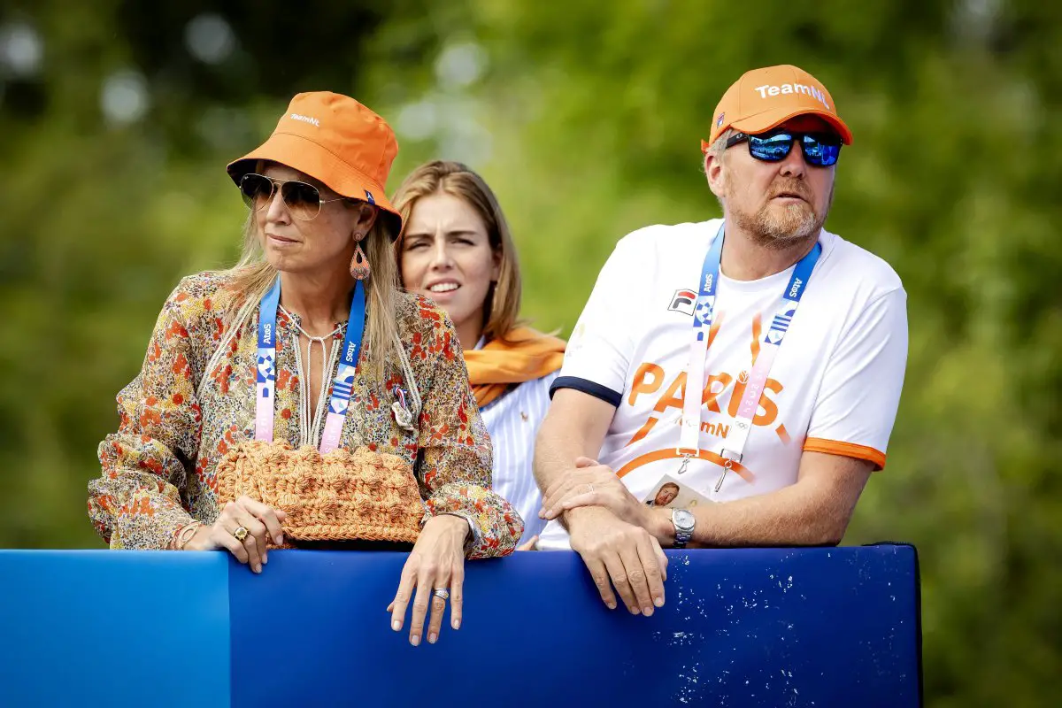 Il Re e la Regina dei Paesi Bassi, con la Principessa Alexia, assistono alla finale di mountain bike cross-country alle Olimpiadi di Parigi il 28 luglio 2024 (ROBIN VAN LONKHUIJSEN/ANP/Alamy)