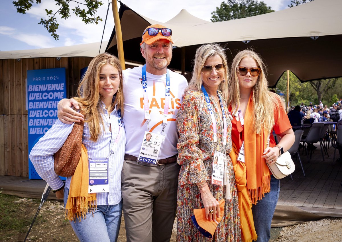 Il Re e la Regina dei Paesi Bassi, insieme alla Principessa d'Arancio e alla Principessa Alexia, assistono alla finale di mountain bike cross-country alle Olimpiadi di Parigi il 28 luglio 2024 (ROBIN VAN LONKHUIJSEN/ANP/Alamy)