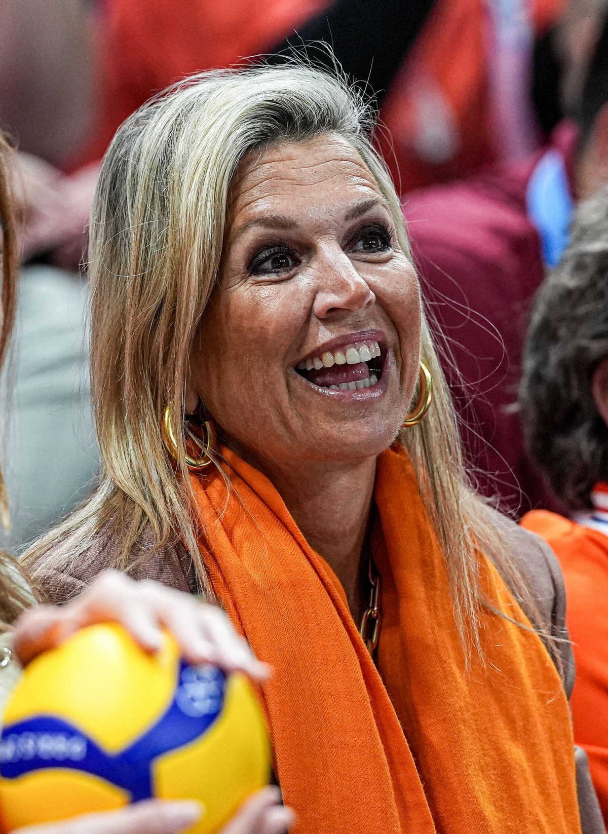 La Regina dei Paesi Bassi assiste a una partita di volley tra i Paesi Bassi e la Turkiye alle Olimpiadi di Parigi il 29 luglio 2024 (Andre Weening/Orange Pictures/Alamy)