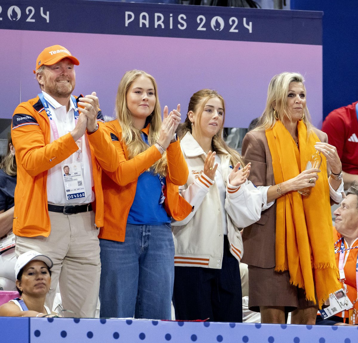 Il Re e la Regina dei Paesi Bassi, con la Principessa d'Arancio e la Principessa Alexia, assistono a una partita di volley tra i Paesi Bassi e la Turkiye alle Olimpiadi di Parigi il 29 luglio 2024 (ROBIN VAN LONKHUIJSEN/ANP/Alamy)