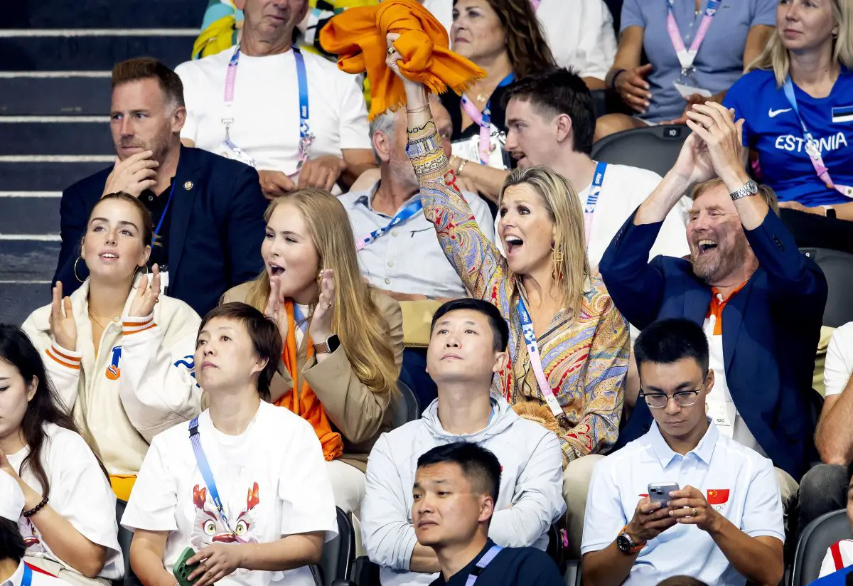 Il Re e la Regina dei Paesi Bassi, con la Principessa d'Arancio e la Principessa Alexia, assistono alla finale dei 100 metri rana alle Olimpiadi di Parigi il 28 luglio 2024 (KOEN VAN WEEL/ANP/Alamy)