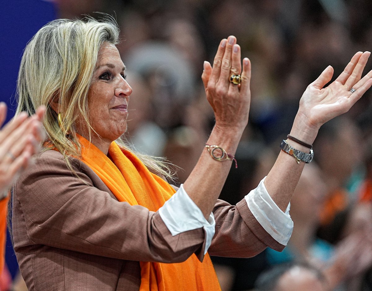 La Regina dei Paesi Bassi assiste a una partita di volley tra i Paesi Bassi e la Turkiye alle Olimpiadi di Parigi il 29 luglio 2024 (Andre Weening/Orange Pictures/Alamy)