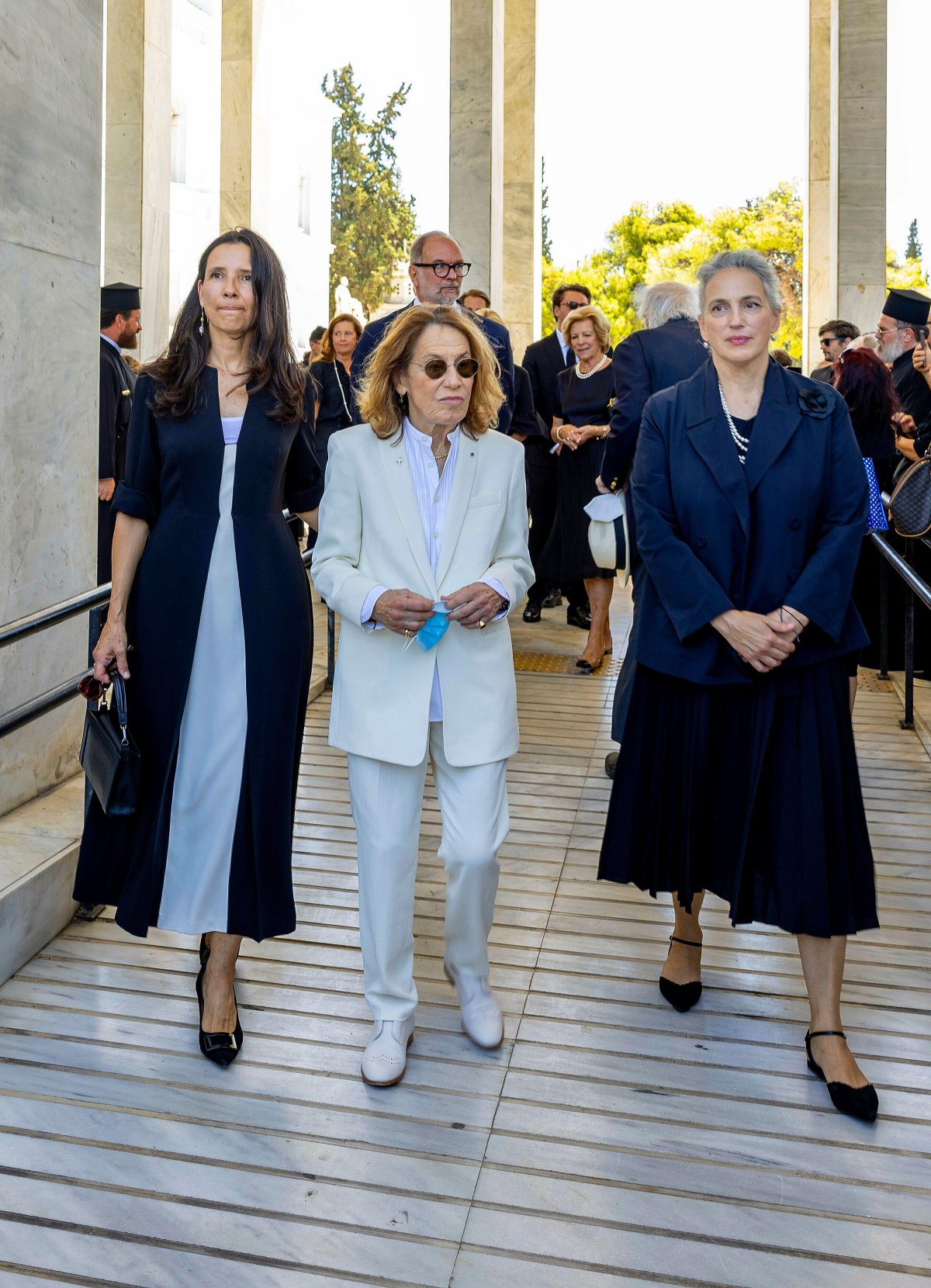 Marina Karella, con le figlie, la principessa Alexandra e la principessa Olga, partecipa ai funerali del defunto marito, principe Michael di Grecia e Danimarca, ad Atene l'1 agosto 2024 (Albert Nieboer/DPA Picture Alliance/Alamy)