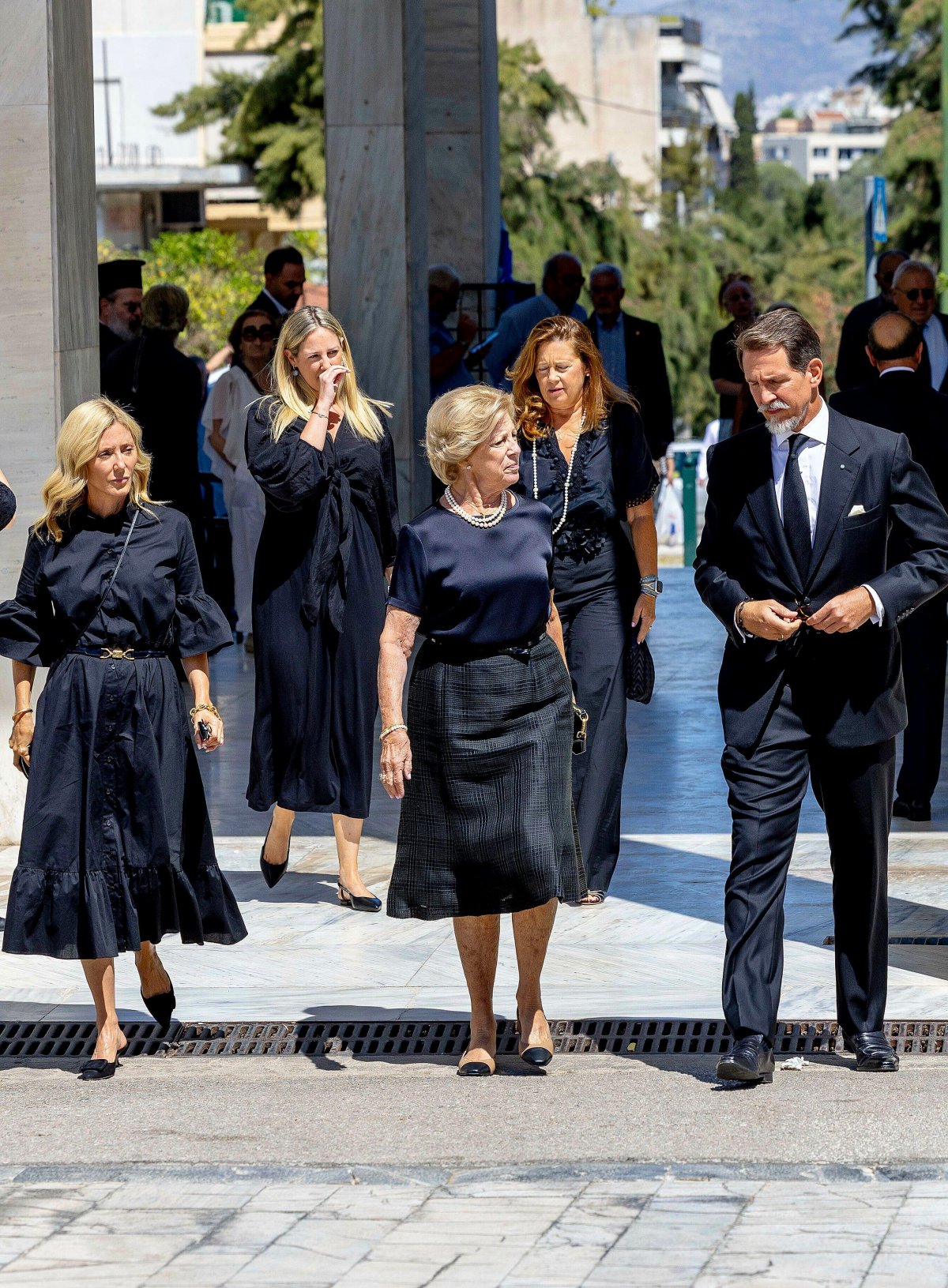 Membri della famiglia reale greca partecipano ai funerali del principe Michael di Grecia e Danimarca ad Atene l'1 agosto 2024 (Albert Nieboer/DPA Picture Alliance/Alamy)