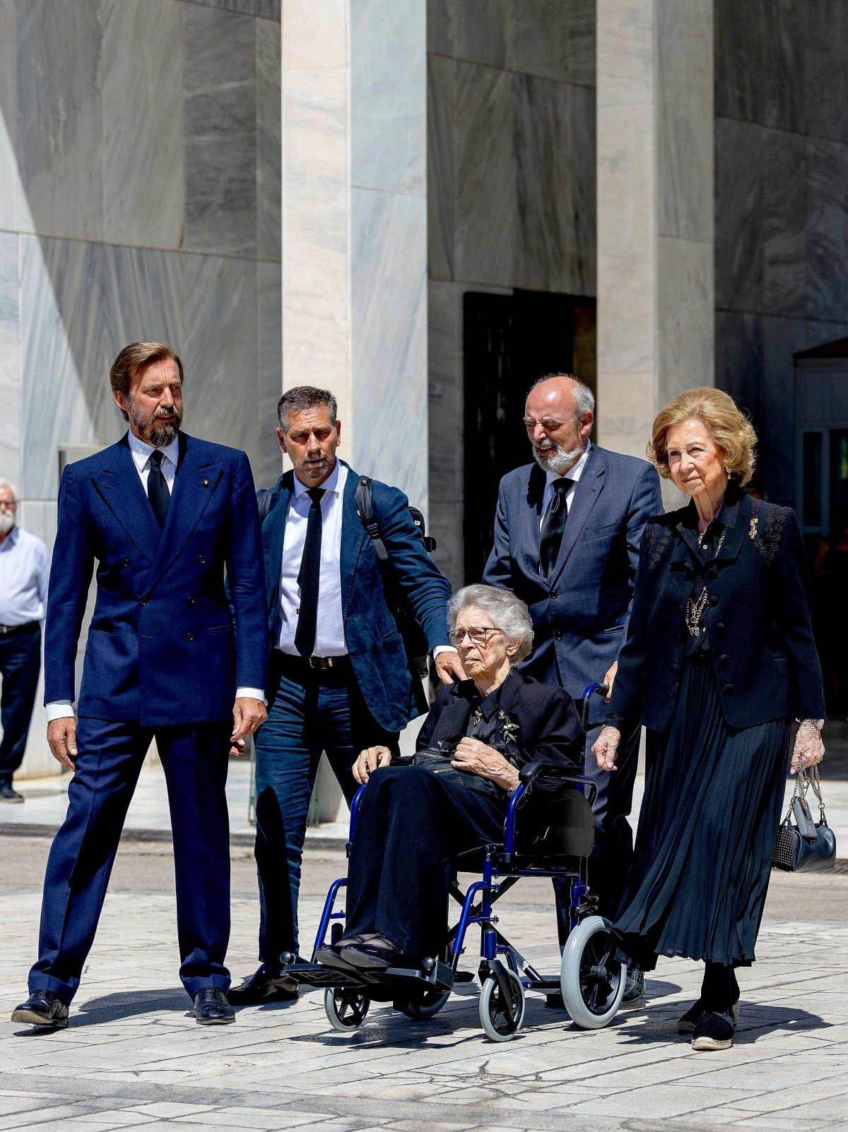 La regina Sofia di Spagna e la principessa Irene di Grecia e Danimarca, con il duca di Aosta, partecipano ai funerali del principe Michael di Grecia e Danimarca ad Atene l'1 agosto 2024 (Albert Nieboer/DPA Picture Alliance/Alamy)