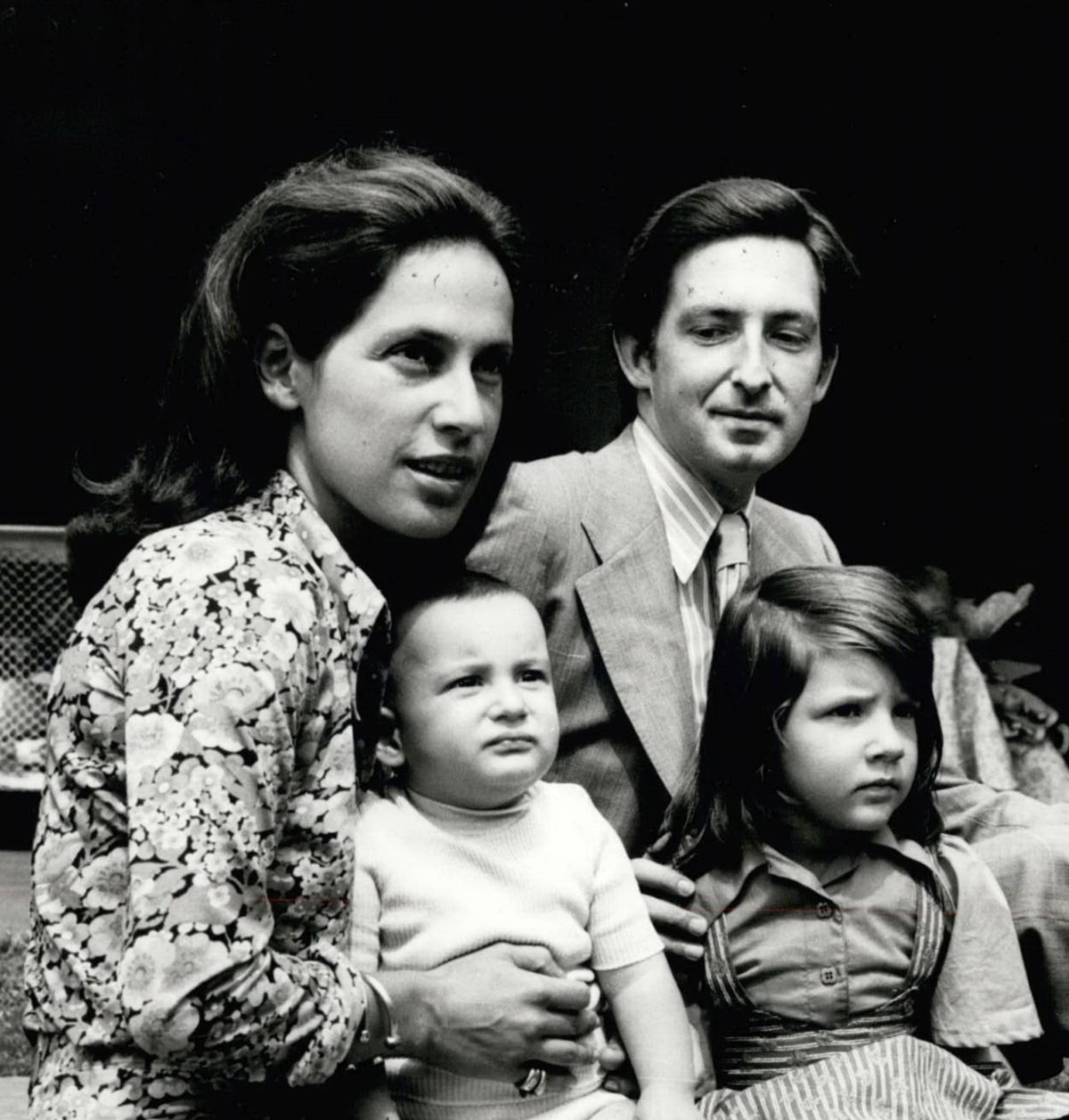 Il principe Michael di Grecia e Danimarca posa con la moglie, Marina, e le figlie, la principessa Alexandra e la principessa Olga, nella loro casa a Marousi nel 1972 (Keystone Pictures/Alamy)