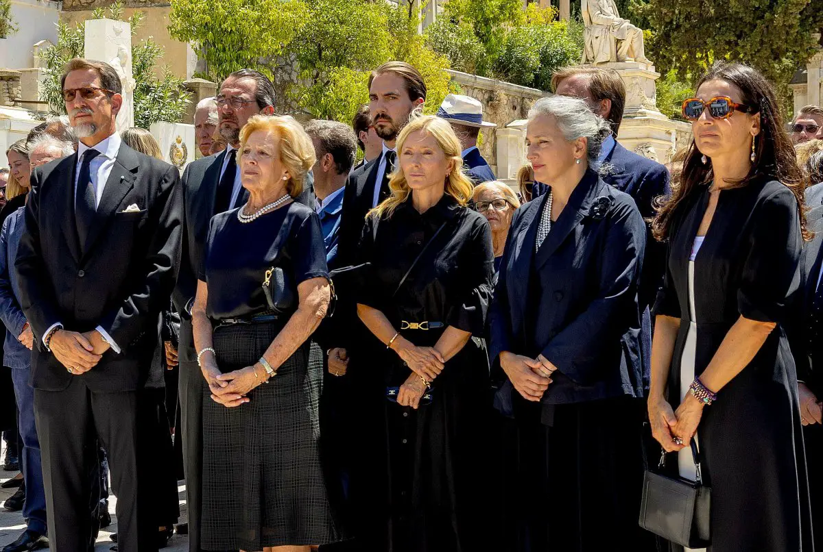 Membri della famiglia reale greca partecipano ai funerali del principe Michael di Grecia e Danimarca ad Atene l'1 agosto 2024 (Albert Nieboer/DPA Picture Alliance/Alamy)