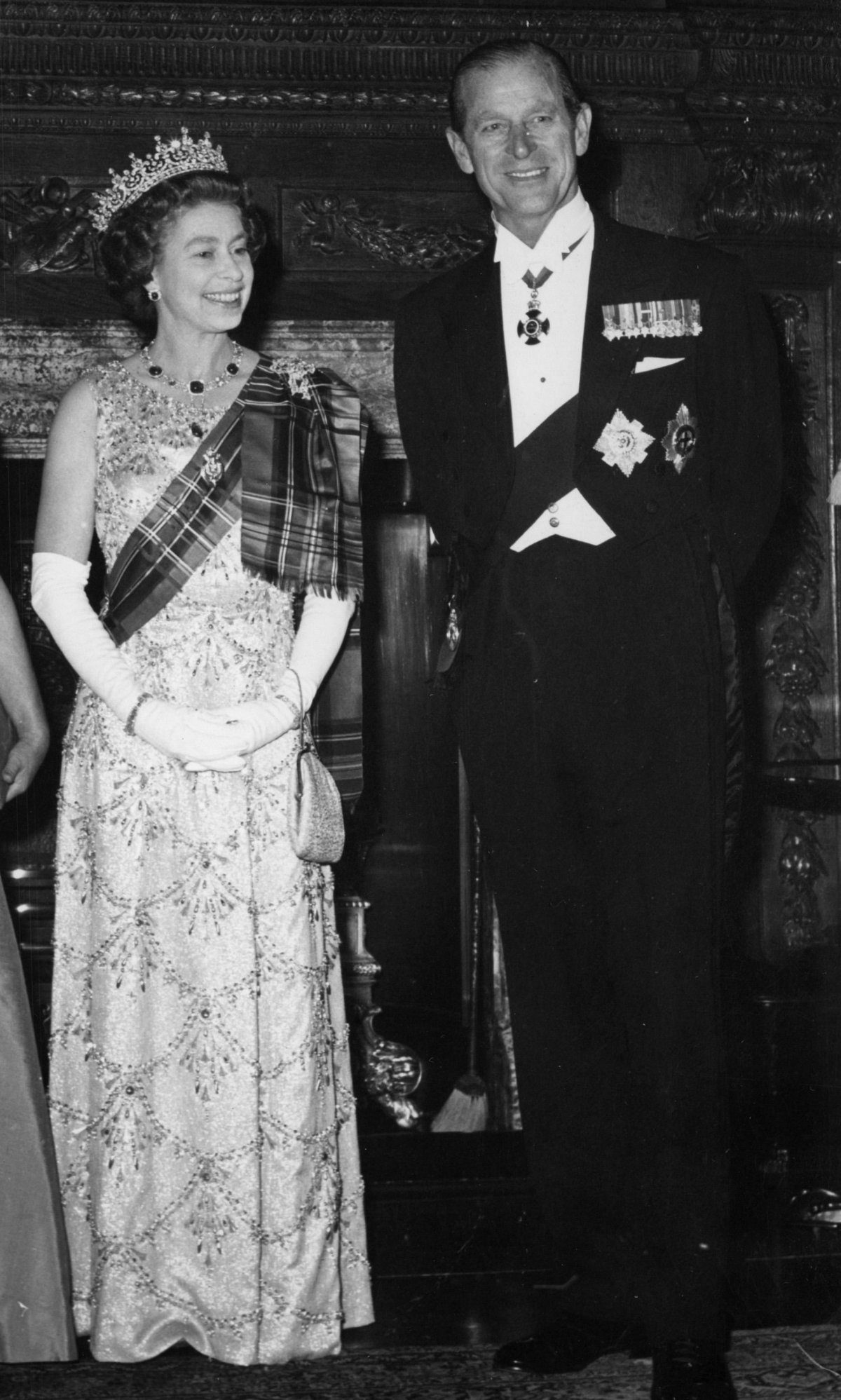 La Regina Elisabetta II e il Principe Filippo partecipano al ballo della Royal Company of Archers a Edimburgo il 19 ottobre 1976 (PA Images/Alamy)