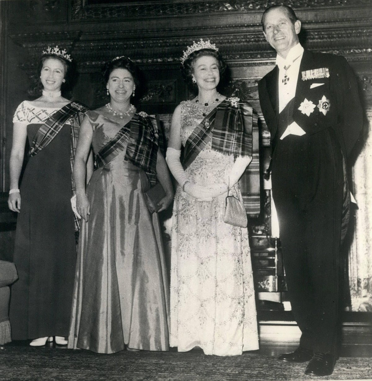 La Principessa Anne, la Principessa Margaret, la Regina Elisabetta II e il Principe Filippo partecipano al ballo della Royal Company of Archers a Edimburgo il 19 ottobre 1976 (Keystone Press/Alamy)