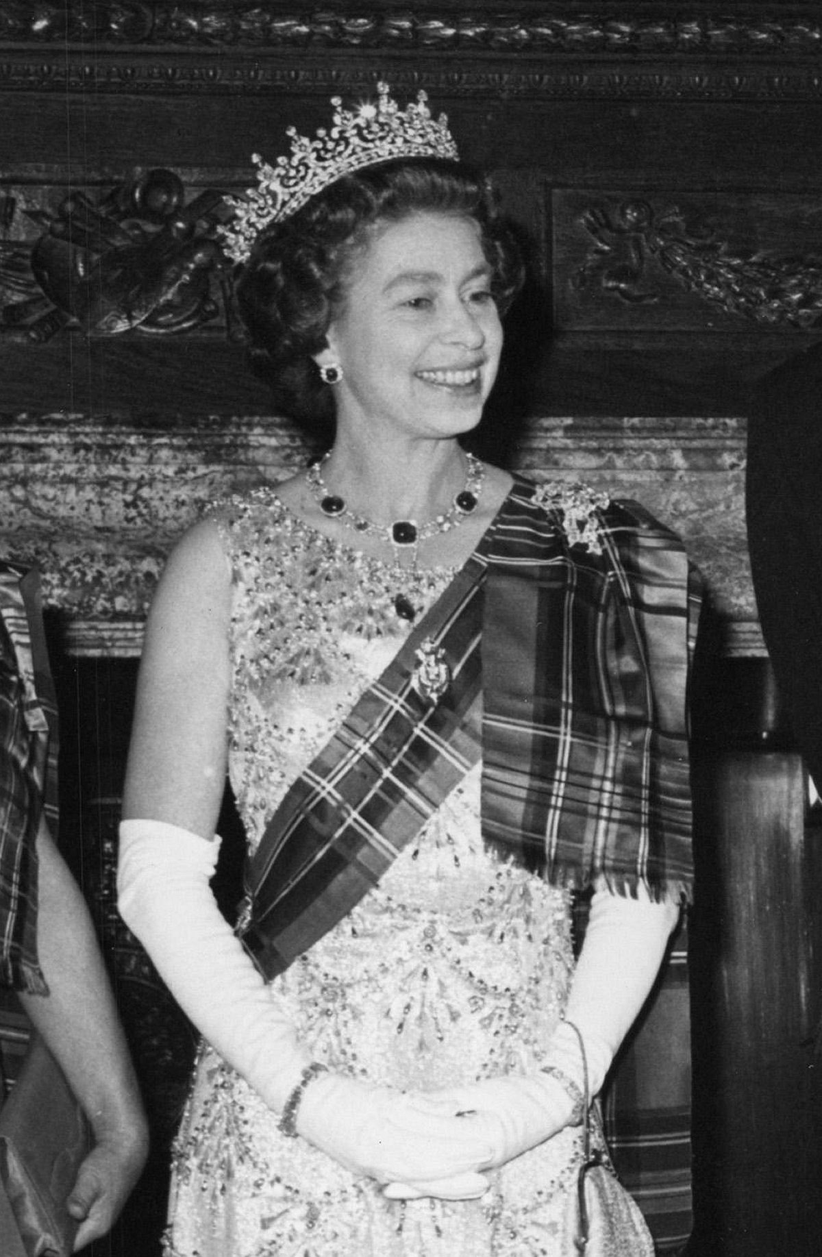 La Regina Elisabetta II partecipa al ballo della Royal Company of Archers a Edimburgo il 19 ottobre 1976 (PA Images/Alamy)