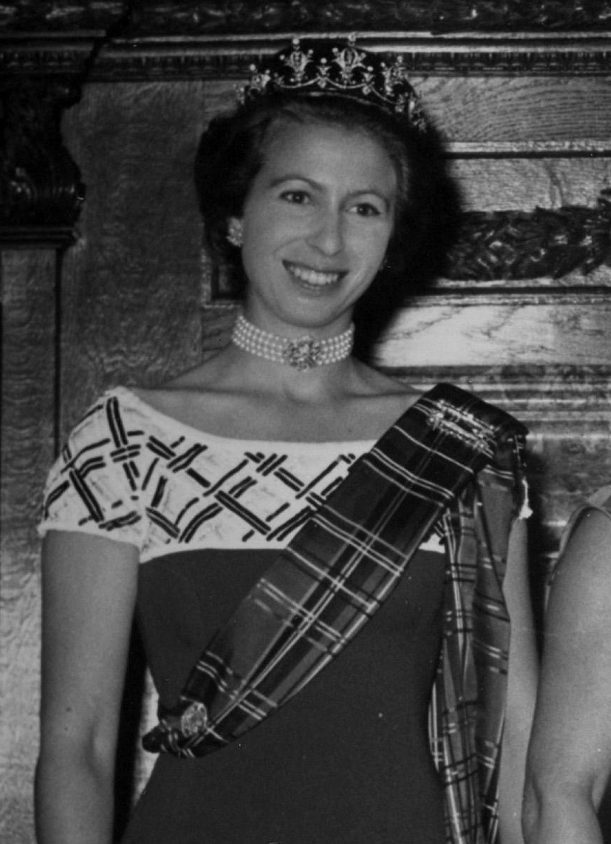 La Principessa Anne partecipa al ballo della Royal Company of Archers a Edimburgo il 19 ottobre 1976 (PA Images/Alamy)