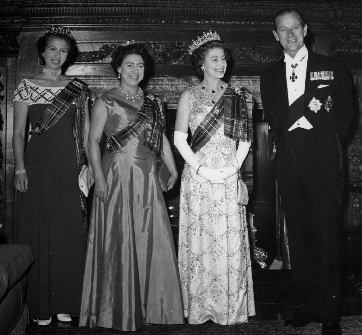 La Principessa Anne, la Principessa Margaret, la Regina Elisabetta II e il Principe Filippo partecipano al ballo della Royal Company of Archers a Edimburgo il 19 ottobre 1976 (PA Images/Alamy)