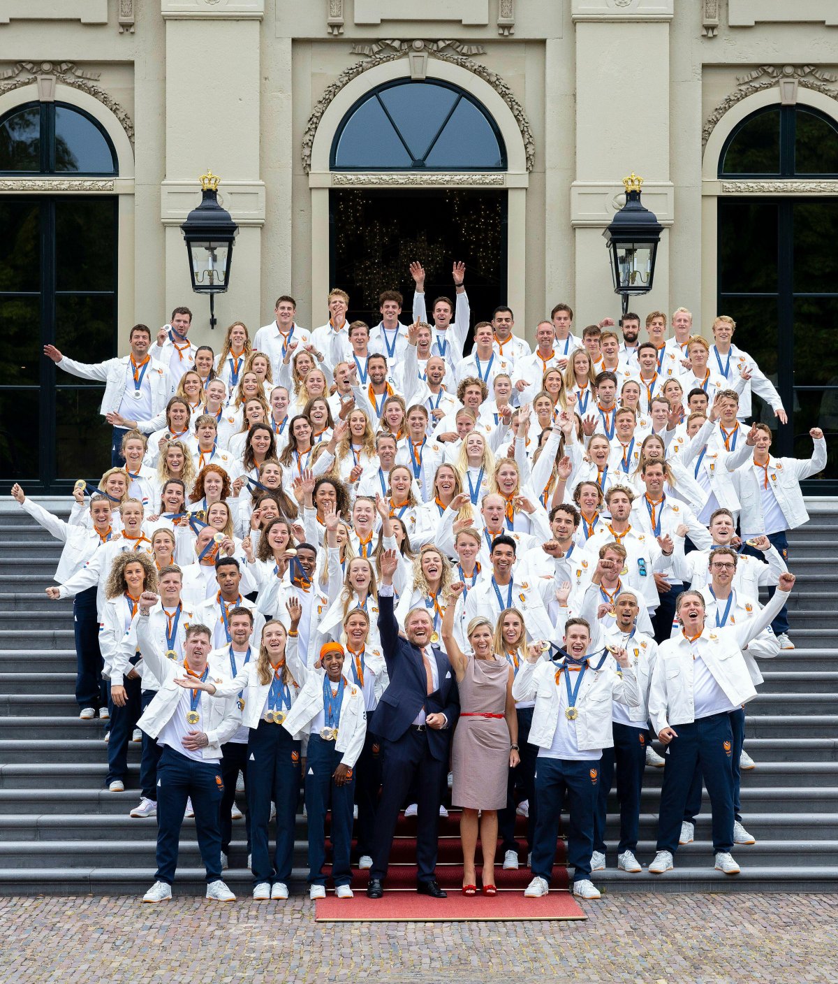 Il re e la regina dei Paesi Bassi ospitano atleti olimpici olandesi al Palazzo Huis ten Bosch all'Aia il 13 agosto 2024 (Albert Nieboer/DPA Picture Alliance/Alamy)