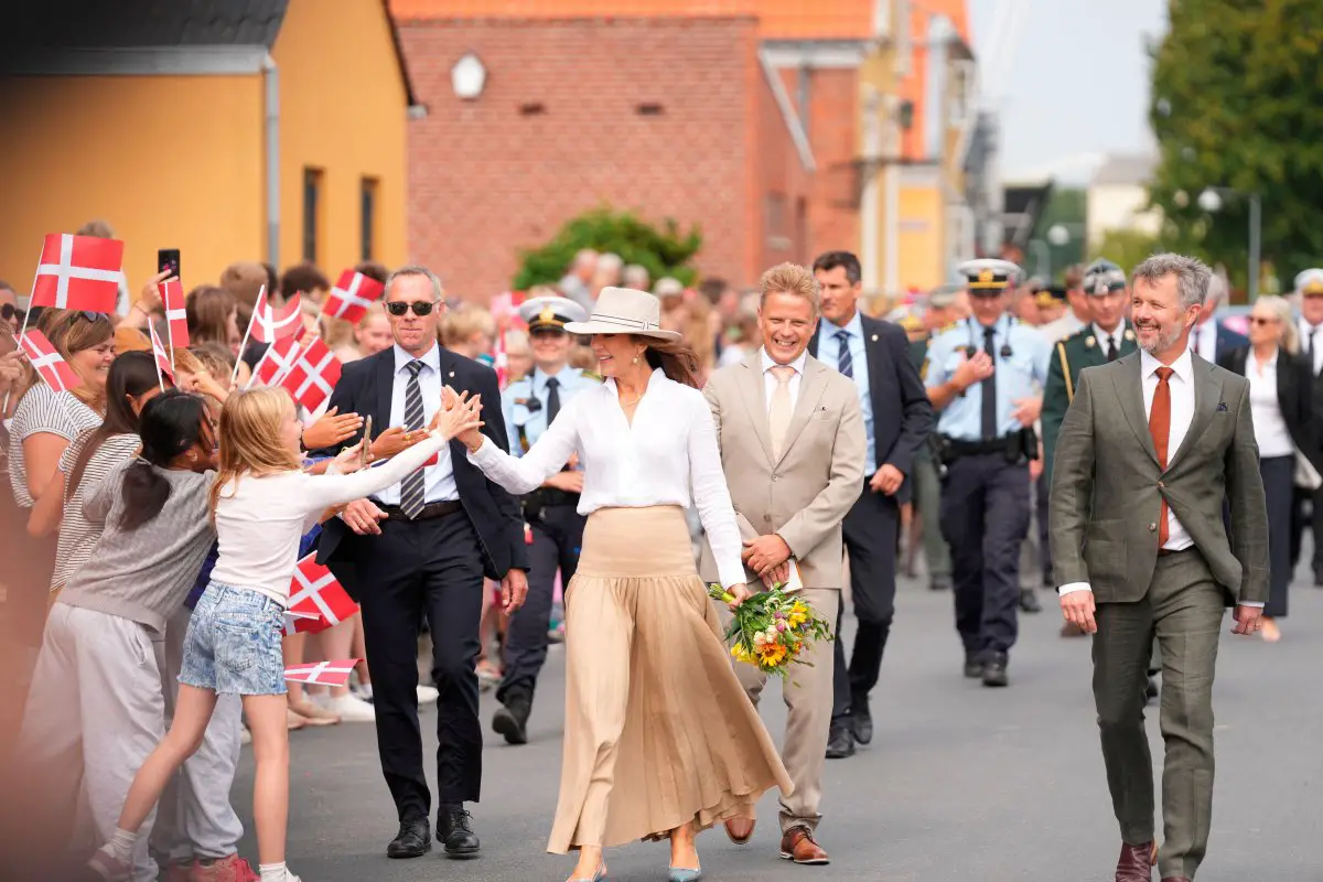 Il Re e la Regina di Danimarca visitano Aero a bordo del Royal Yacht Dannebrog il 20 agosto 2024 (Claus Fisker/Ritzau/Alamy)