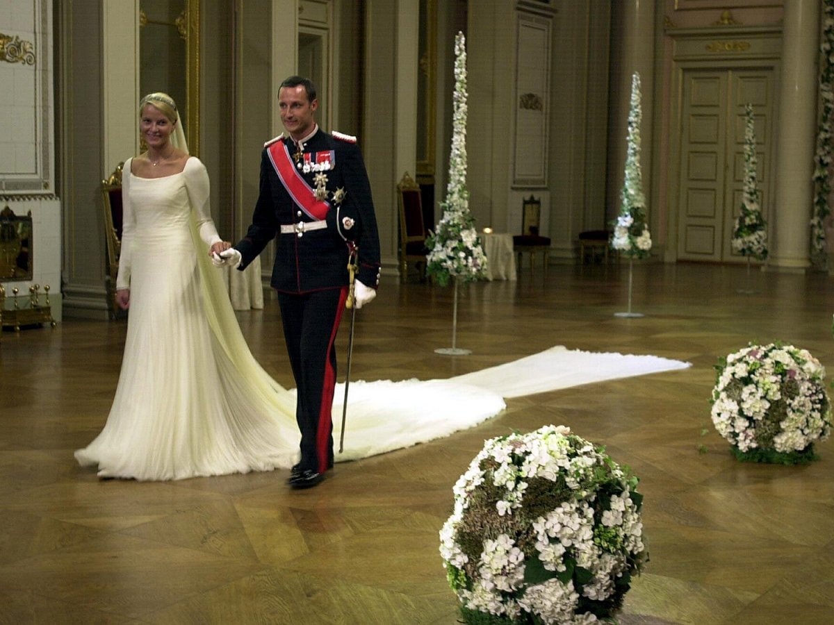 Il Principe ereditario e la Principessa ereditiera di Norvegia sono fotografati nel giorno del loro matrimonio al Palazzo Reale di Oslo il 25 agosto 2001 (Kongehuset)