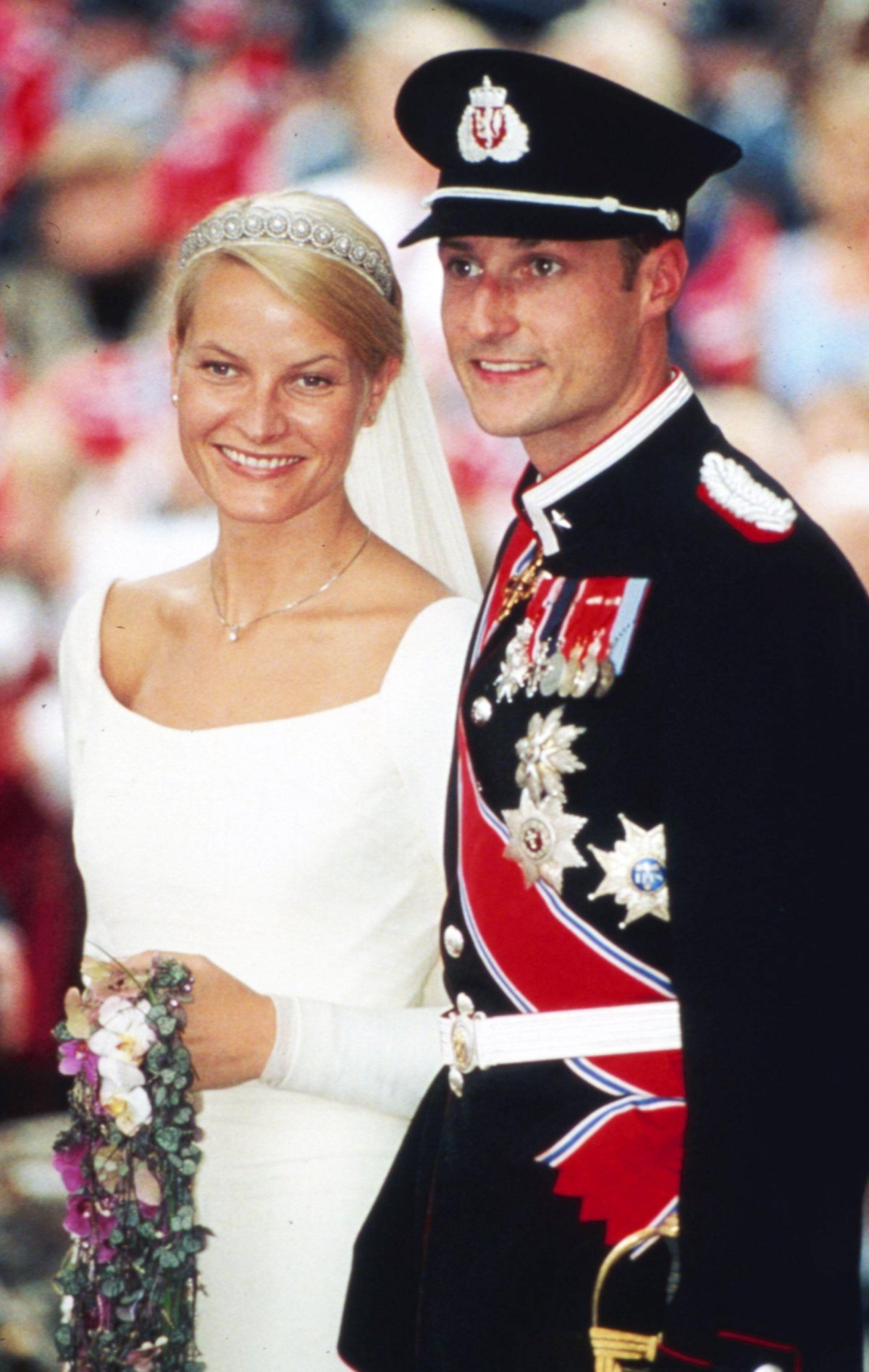 Il Principe ereditario e la Principessa ereditiera di Norvegia sono fotografati nel giorno del loro matrimonio a Oslo il 25 agosto 2001 (La Presse/Alamy)