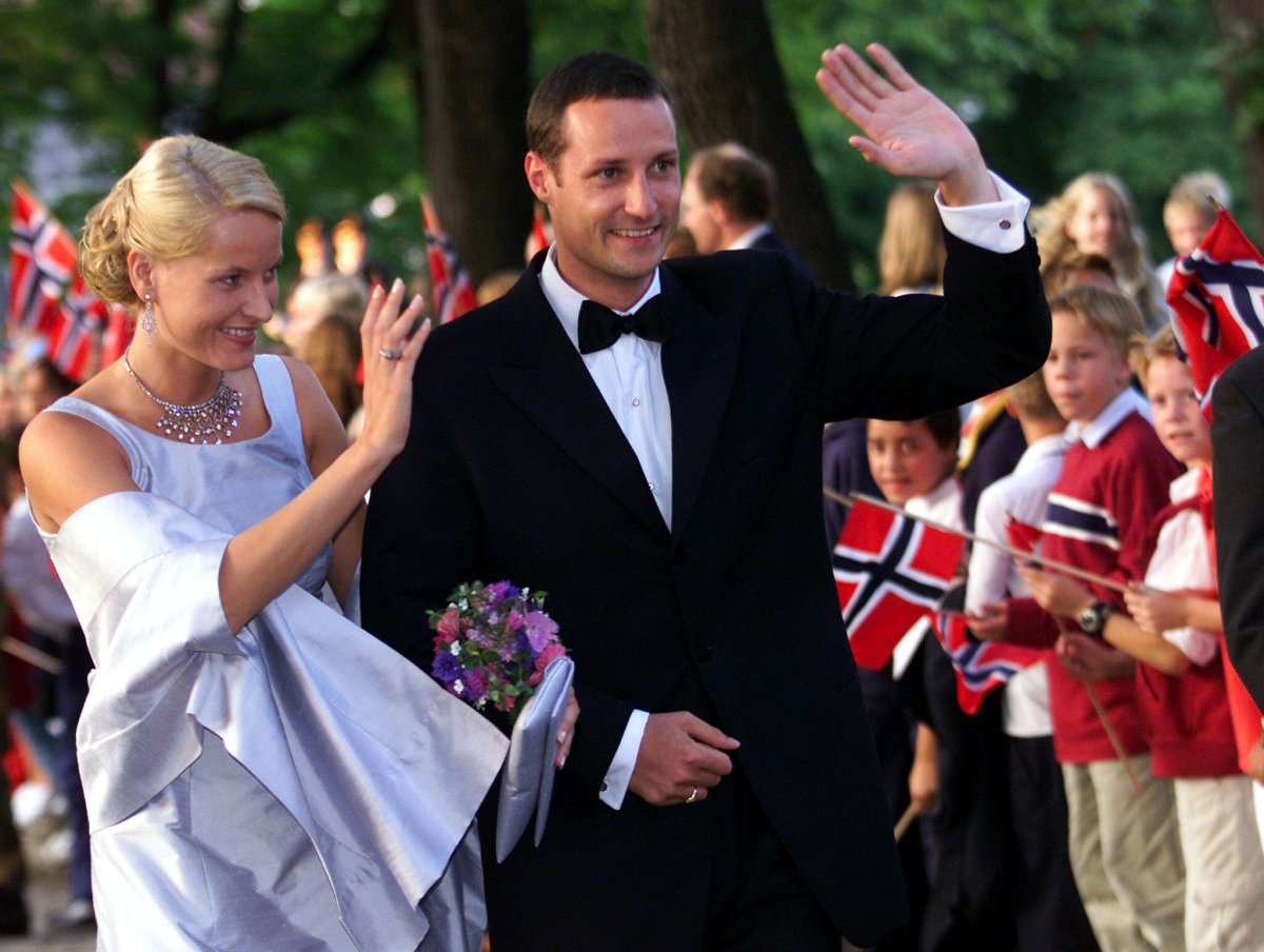 Il Principe ereditario di Norvegia e Mette-Marit Tjessem Hoiby sono fotografati la vigilia del loro matrimonio reale il 24 agosto 2001 (Reuters/Alamy)