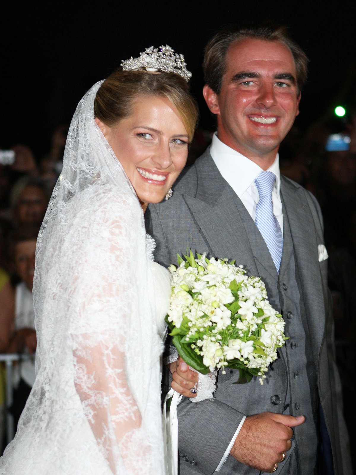 Il Principe Nikolaos di Grecia e Danimarca e Tatiana Blatnik sono fotografati nel giorno del loro matrimonio sull'isola di Spetses il 25 agosto 2010 (Albert Nieboer/DPA Picture Alliance/Alamy)