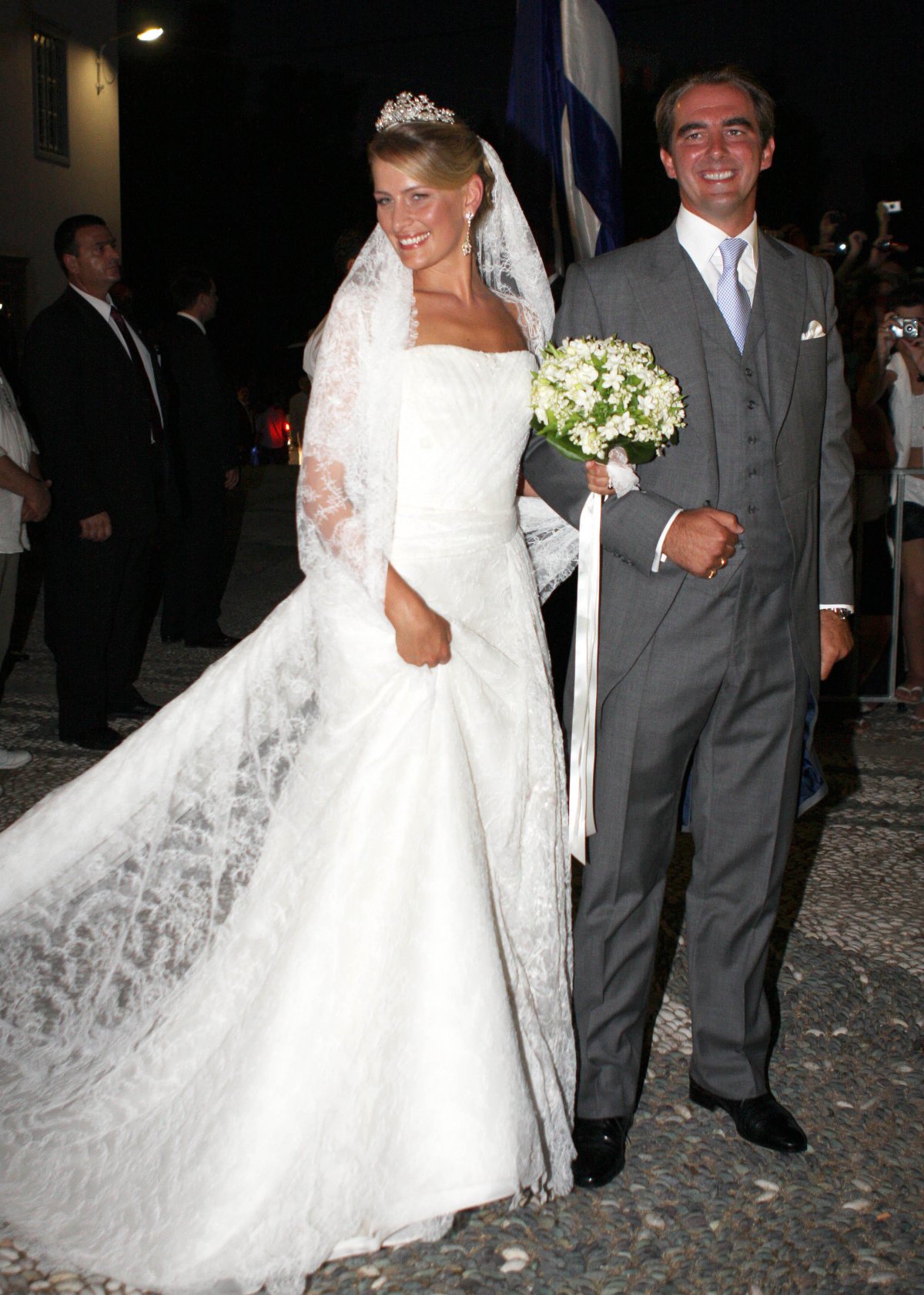 Il Principe Nikolaos di Grecia e Danimarca e Tatiana Blatnik sono fotografati nel giorno del loro matrimonio sull'isola di Spetses il 25 agosto 2010 (Albert Nieboer/DPA Picture Alliance/Alamy)