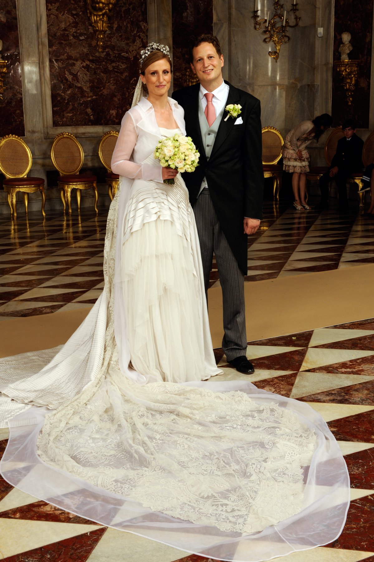 Il Principe Georg Friedrich di Prussia e la Principessa Sophie di Isenburg sono fotografati nel giorno del loro matrimonio a Potsdam il 27 agosto 2011 (Britta Pedersen/DPA Picture Alliance/Alamy)