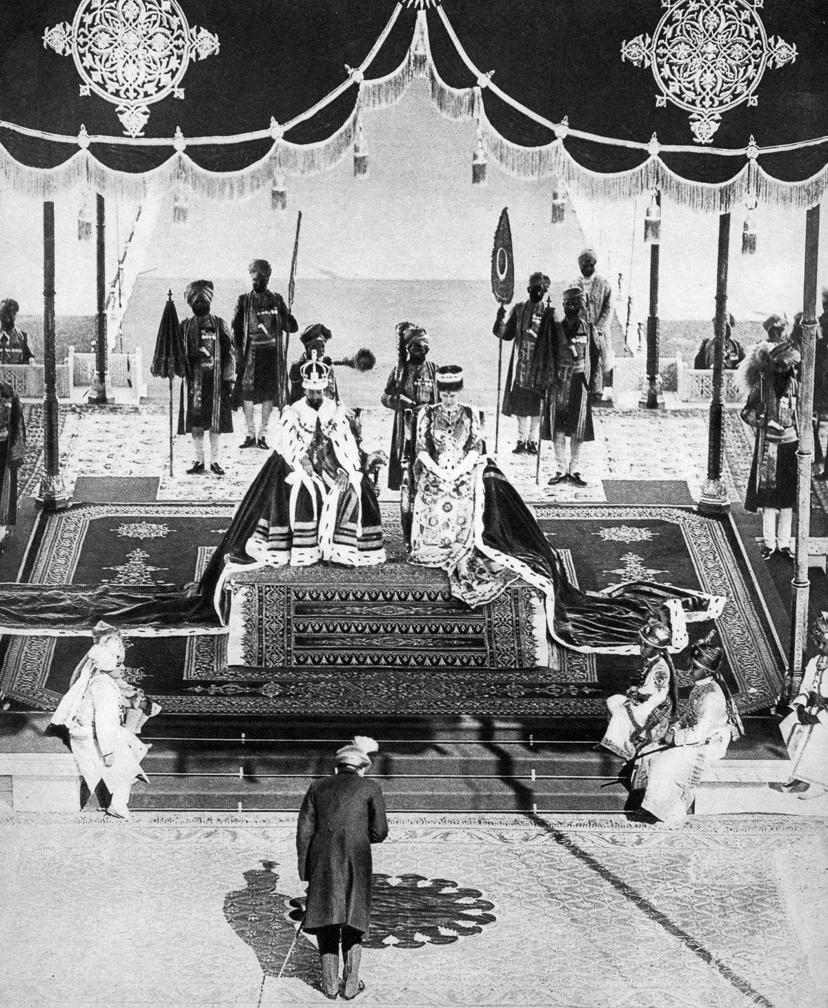 Il Nizām di Hyderabad rende omaggio al Delhi Durbar, 1911 (Wikimedia Commons)