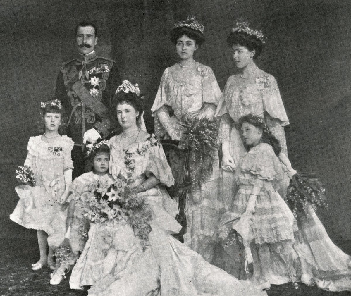 Il Principe Alessandro di Teck e la Principessa Alice di Albany ritratti con il loro gruppo nuziale, 1904 (Chronicle/Alamy)