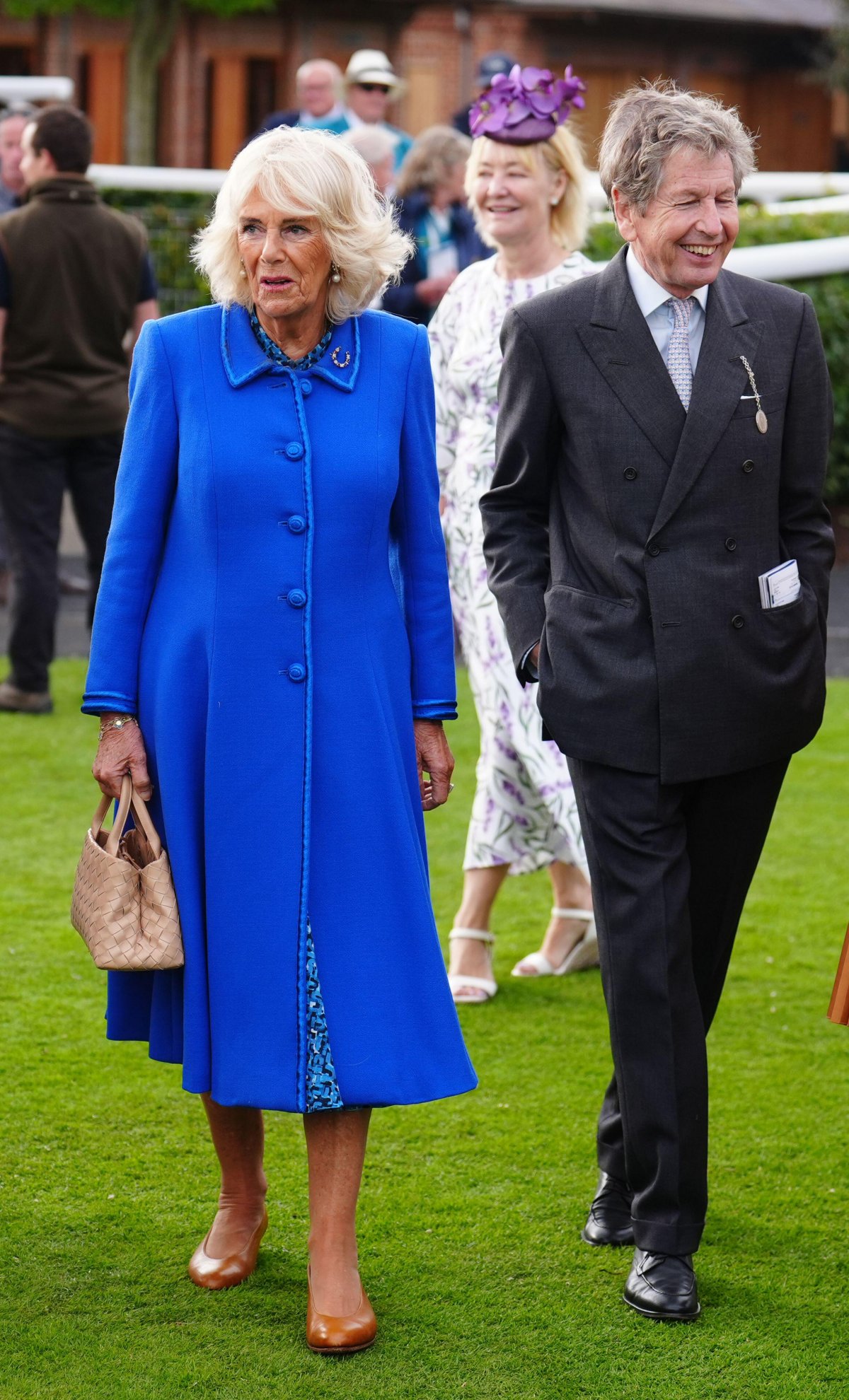 La regina Camilla, con il manager delle corse reali John Warren, partecipa al terzo giorno del festival Sky Bet Ebor presso l'ippodromo di York il 23 agosto 2024 (Mike Egerton/PA Images/Alamy)