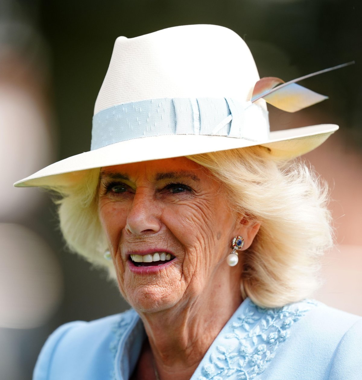 La regina Camilla partecipa al quarto giorno del festival Sky Bet Ebor presso l'ippodromo di York il 24 agosto 2024 (Mike Egerton/PA Images/Alamy)