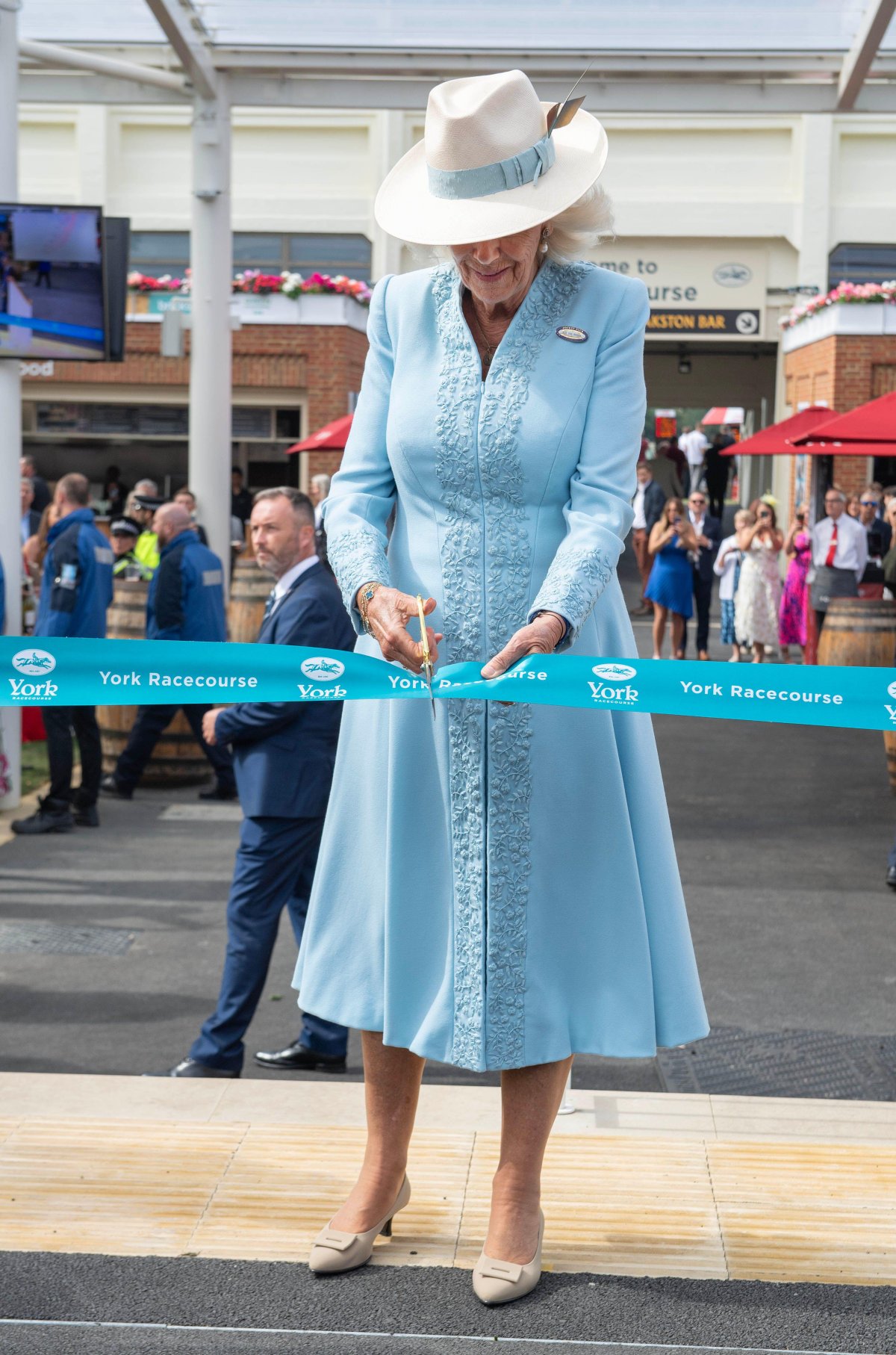 La regina Camilla inaugura lo sviluppo Bustardthorpe presso l'ippodromo di York il 24 agosto 2024 (Julian Simmonds/PA Images/Alamy)