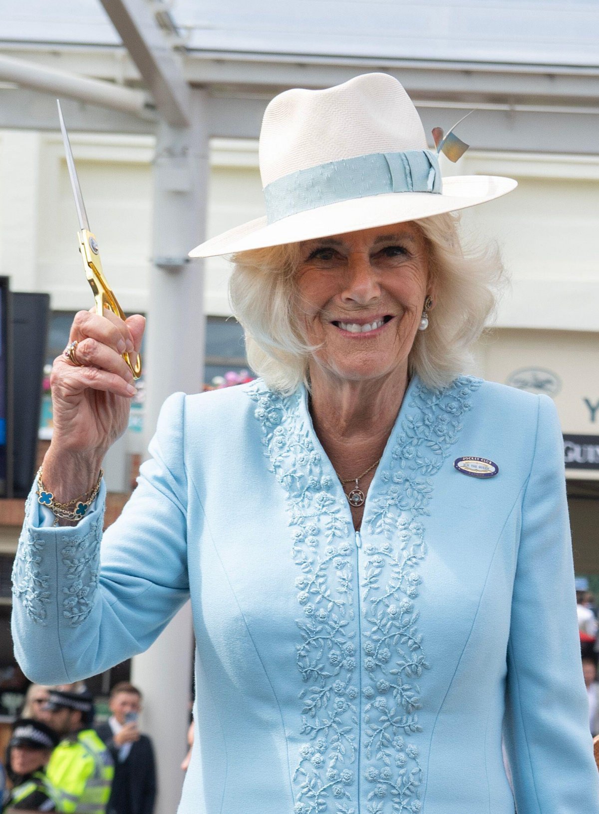 La regina Camilla inaugura lo sviluppo Bustardthorpe presso l'ippodromo di York il 24 agosto 2024 (Julian Simmonds/PA Images/Alamy)