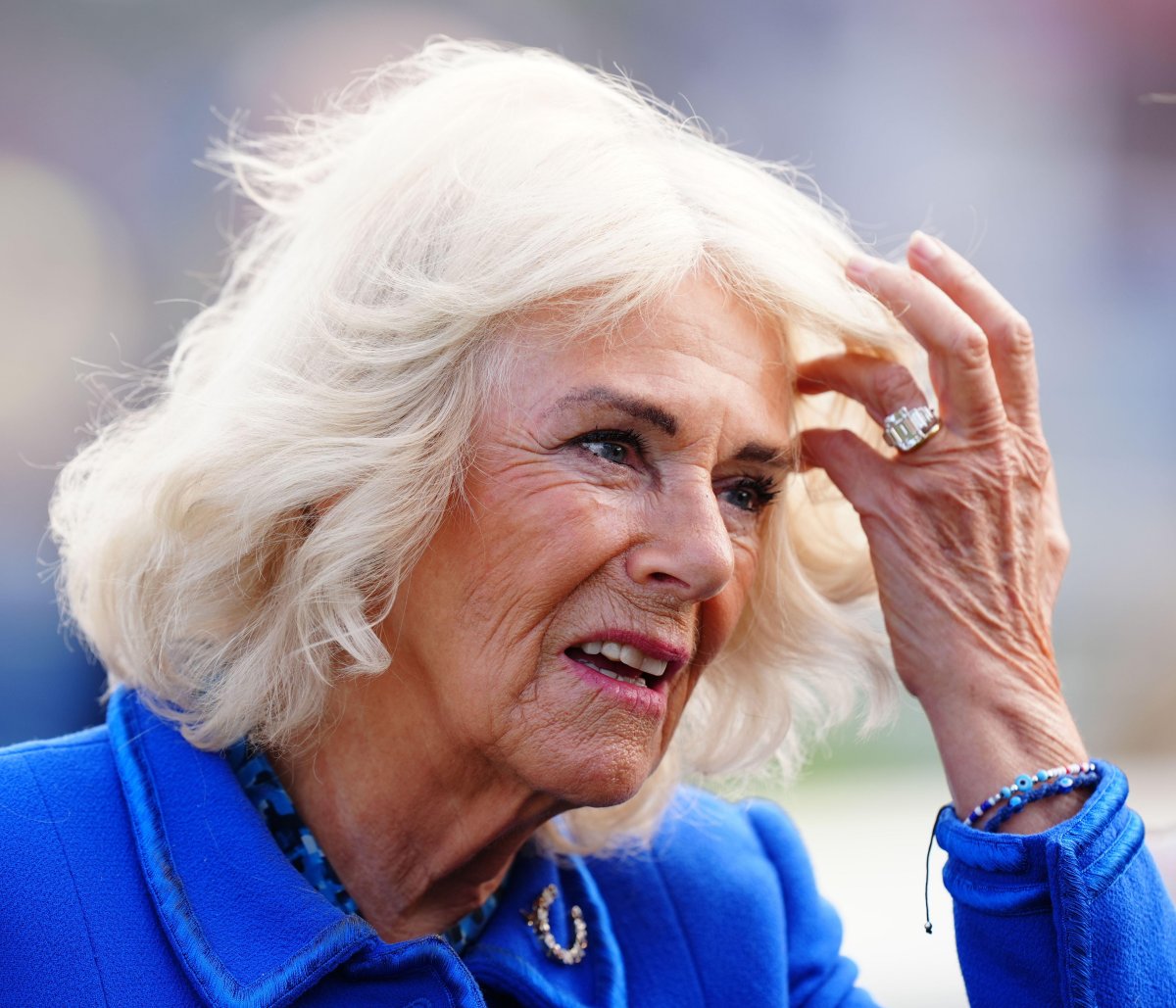 La regina Camilla partecipa al terzo giorno del festival Sky Bet Ebor presso l'ippodromo di York il 23 agosto 2024 (Mike Egerton/PA Images/Alamy)