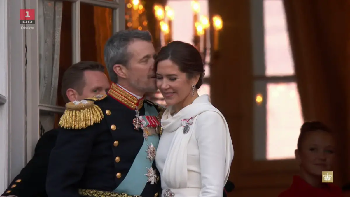 Il Re Frederik X e la Regina Mary di Danimarca sono ritratti sul balcone del Palazzo Frederik VIII ad Amalienborg a Copenaghen il 14 gennaio 2024 (DR1/screencapture)