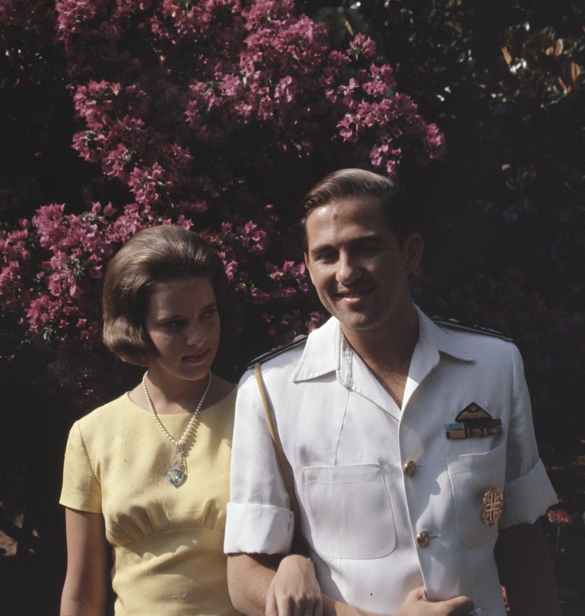 La Principessa Anne-Marie di Danimarca e il Re Costantino II dei Greci posano presso la residenza estiva della famiglia reale greca a Corfu, 1964 (Anefo/Nationaal Archief/Wikimedia Commons)