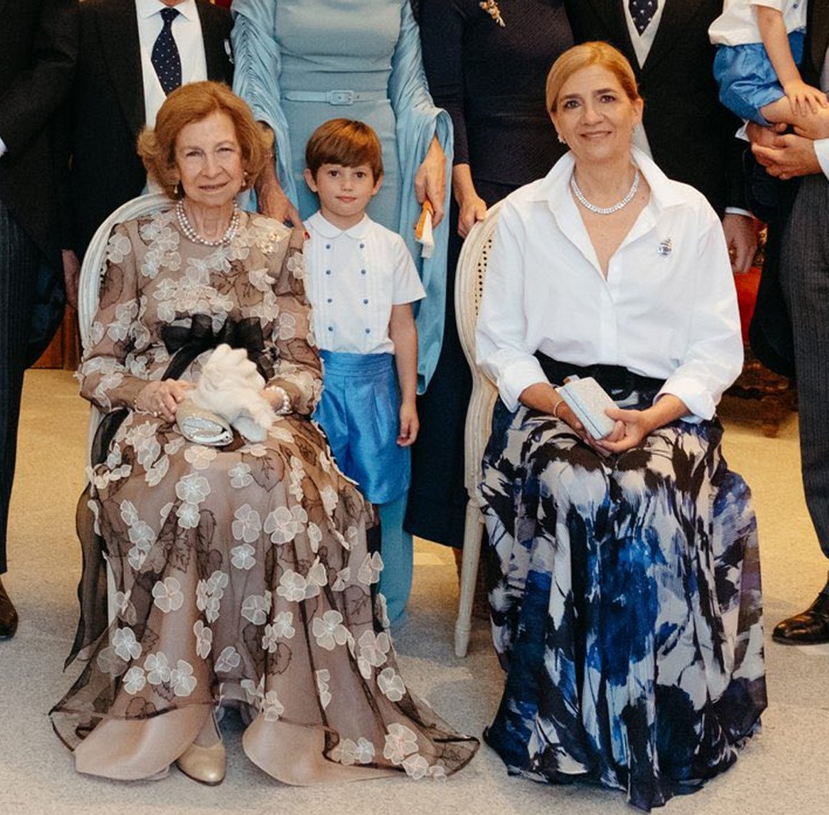 Regina Sofia di Spagna e Infanta Cristina di Spagna sono ritratte durante le celebrazioni nuziali per Victoria López-Quesada e Bourbon-Due Sicilie e Enrique Moreno de la Cova Ybarra ad Algete, Spagna, il 31 agosto 2024 (Casa Real/Bibiana Fierro)