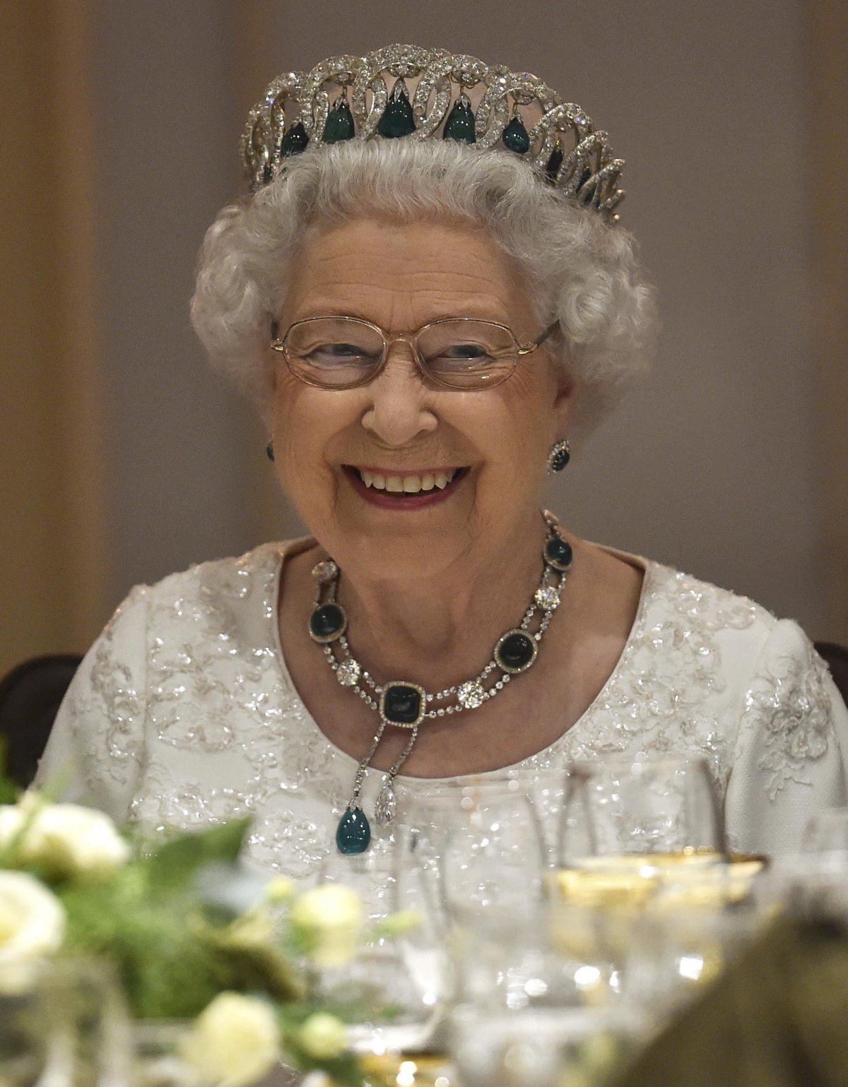 Regina Elisabetta II partecipa alla cena del Commonwealth Heads of Government Meeting al Corinthia Palace Hotel a Malta il 27 novembre 2015 (Toby Melville/PA Images/Alamy)