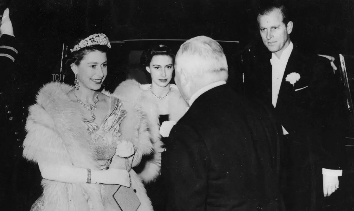 La Regina Elisabetta II, con la Principessa Margaret e il Principe Filippo, sorridente mentre viene ricevuta dal Principe Littler all'arrivo al Palladium di Londra per la Royal Command Variety Performance il 3 novembre 1952 (PA Images/Alamy)