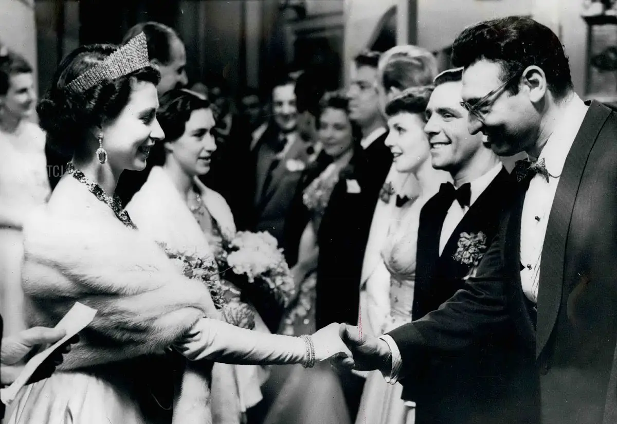 La Regina e la Principessa Margaret assistono alla Royal Variety Performance al Palladium di Londra, novembre 1954 (Keystone Press/Alamy)