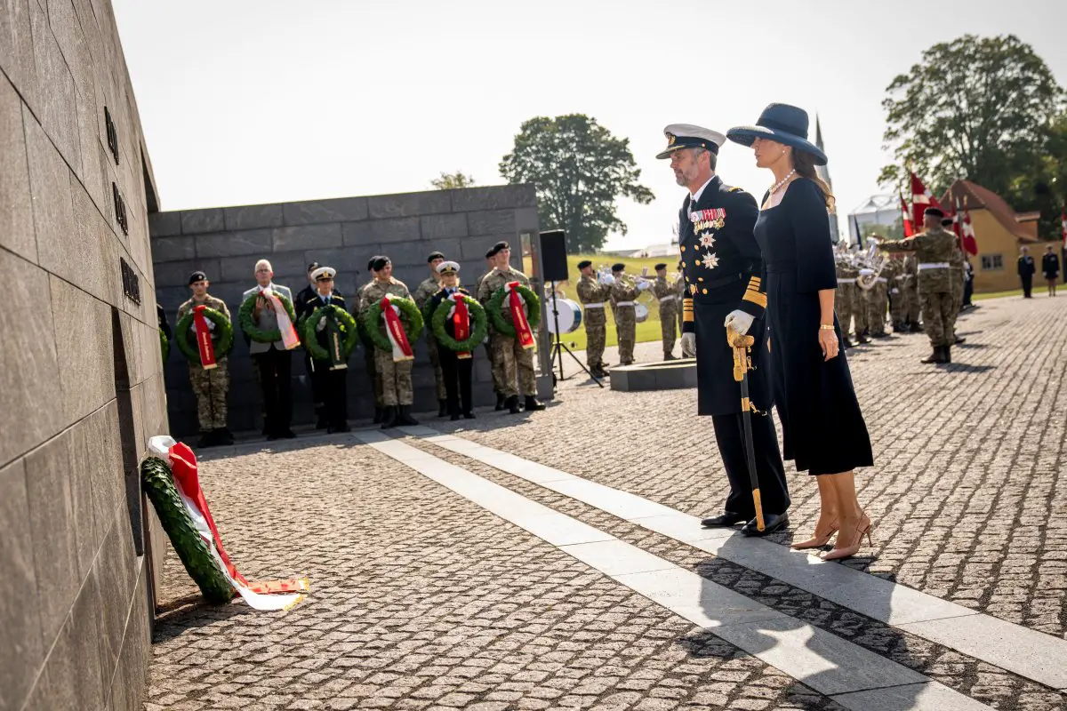 Il Re e la Regina di Danimarca depongono una corona durante una cerimonia che segna il giorno della bandiera per i militari danesi a Kastellet a Copenaghen il 5 settembre 2024 (Ida Marie Odgaard/Ritzau Scanpix/Alamy)