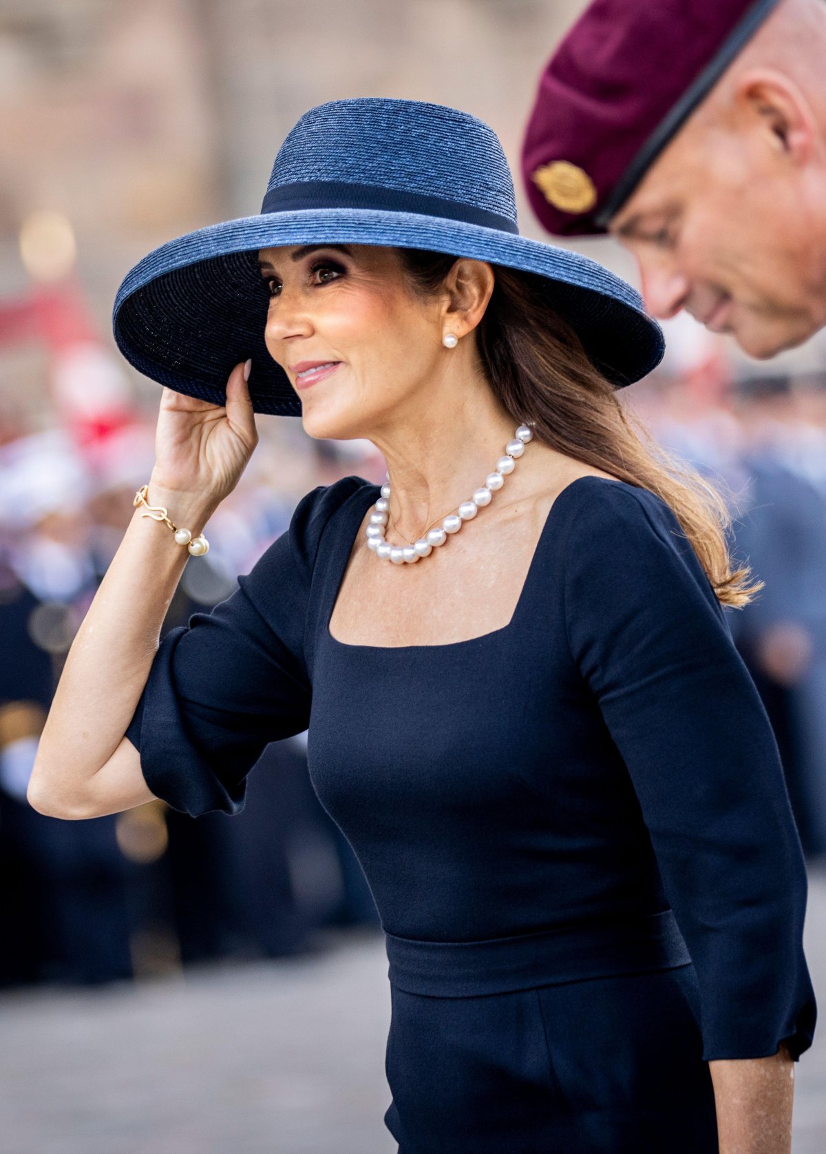 La Regina di Danimarca partecipa a una parata durante il giorno della bandiera dei militari dispiegati al di fuori del Palazzo Christiansborg a Copenaghen il 5 settembre 2024 (Ida Marie Odgaard/Ritzau Scanpix/Alamy)