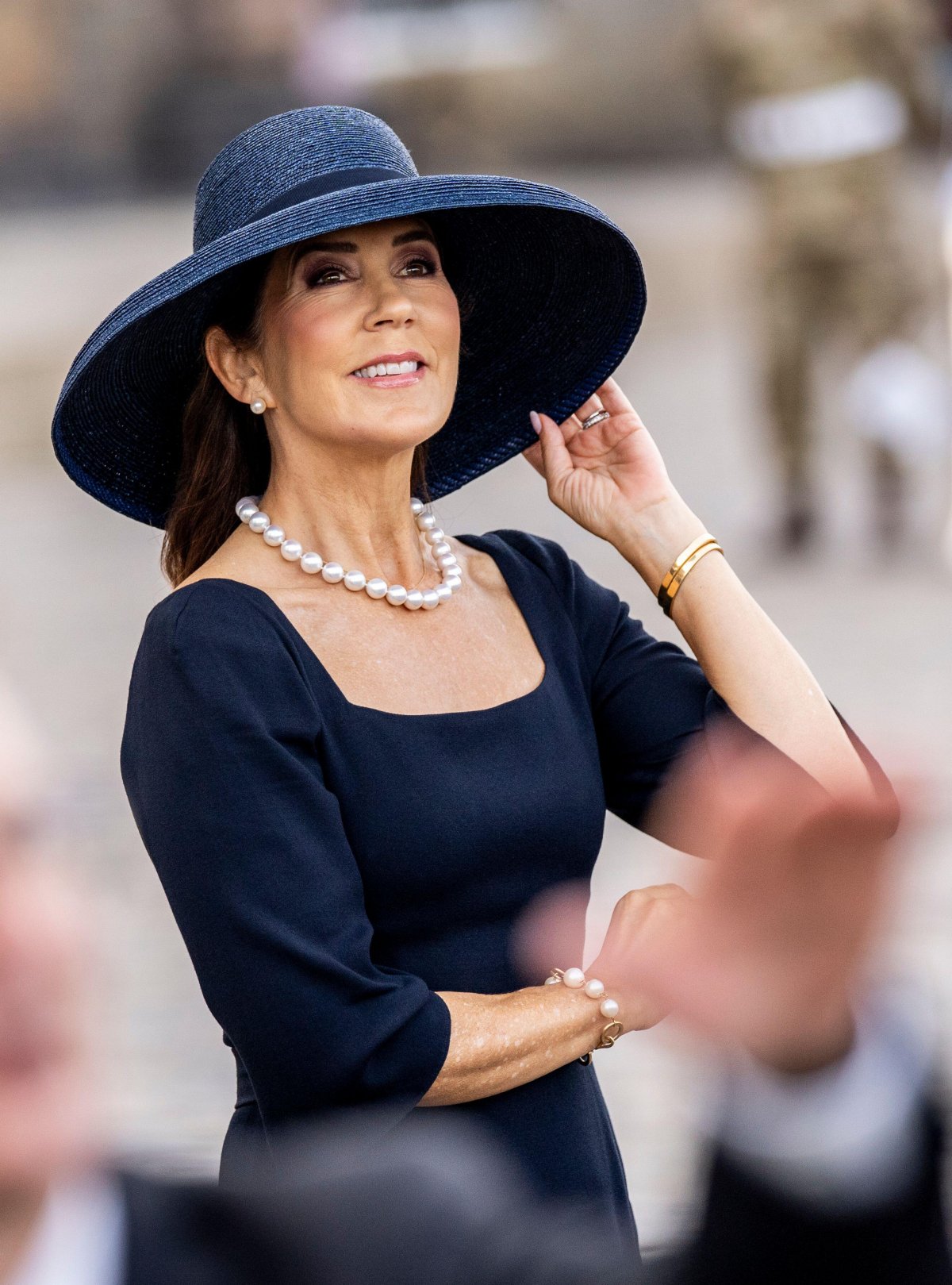 La Regina di Danimarca partecipa a una parata durante il giorno della bandiera dei militari dispiegati al di fuori del Palazzo Christiansborg a Copenaghen il 5 settembre 2024 (Ida Marie Odgaard/Ritzau Scanpix/Alamy)